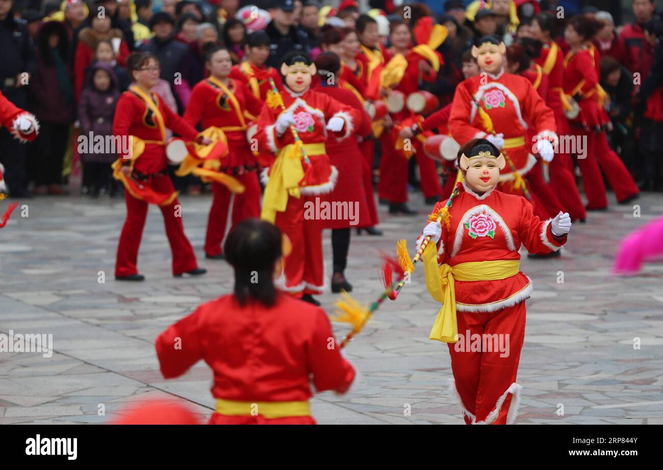 (190217) -- XIANGYANG, 17 février 2019 (Xinhua) -- des artistes folkloriques se produisent à l'occasion du prochain Festival des lanternes, qui aura lieu le 19 février de cette année, dans la ville de Xiangyang, dans la province du Hubei en Chine centrale, le 17 février 2019. (Xinhua/Li Xuhui) CHINA-LANTERN FESTIVAL-CELEBRATION (CN) PUBLICATIONxNOTxINxCHN Banque D'Images