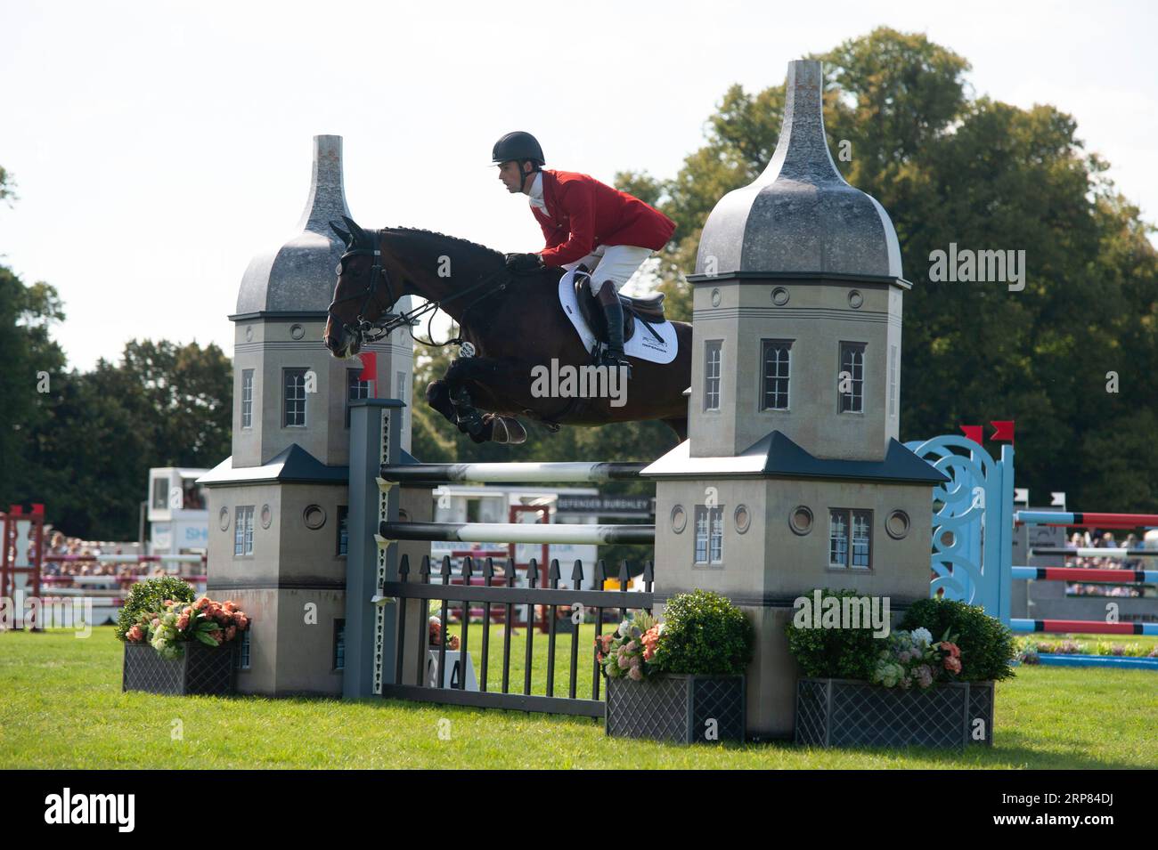 Stamford, Royaume-Uni. 3 septembre 2023. Harry Meade chevauchant cavalier Crystal représentant la Grande-Bretagne lors de la phase de saut d'obstacles le jour 4 des Defender Burghley Horse Trials 2023 qui se sont déroulés dans le parc de Burghley House à Stamford, Lincolnshire, Angleterre, Royaume-Uni. Crédit : Jonathan Clarke/Alamy Live News Banque D'Images