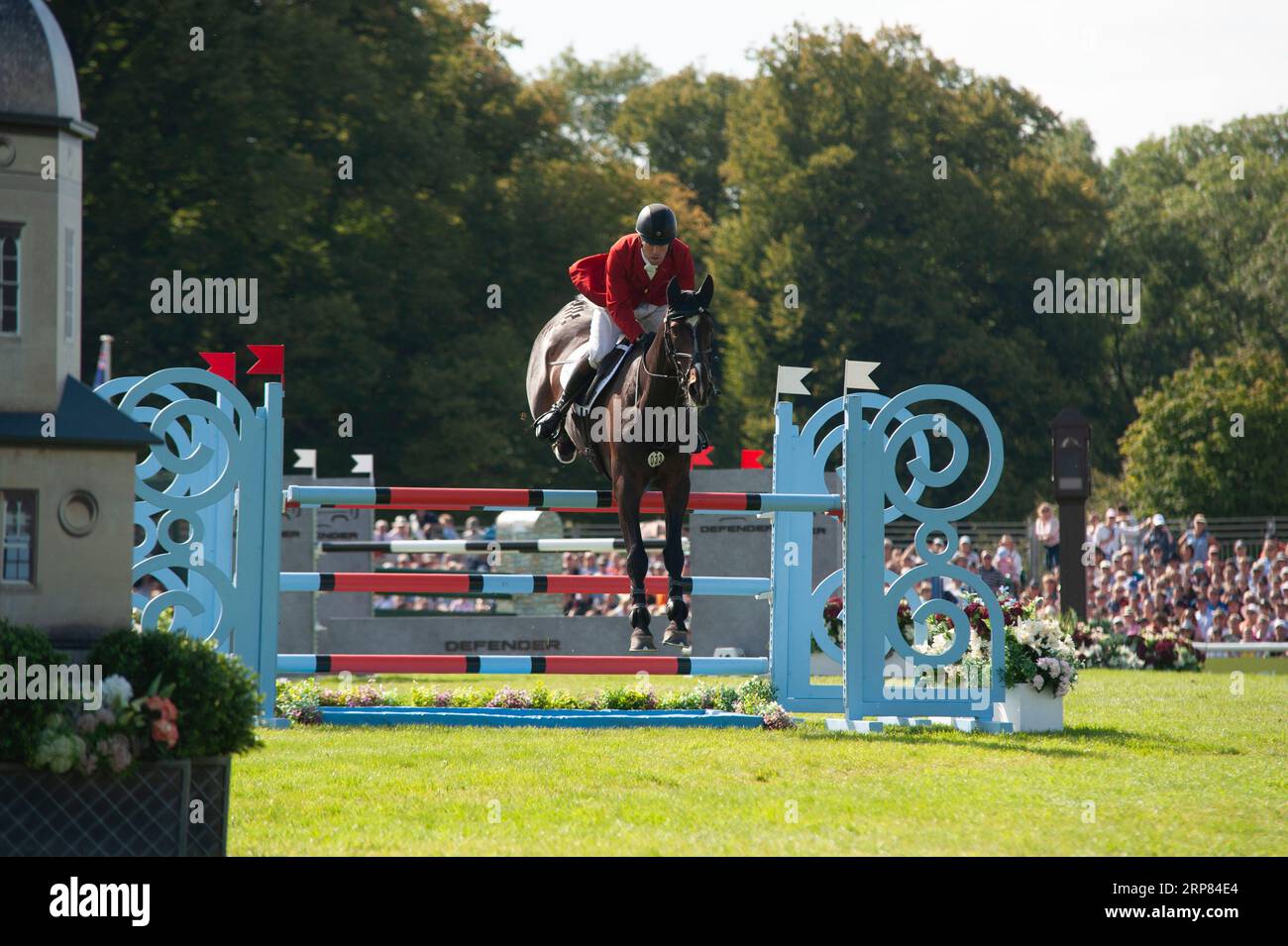 Stamford, Royaume-Uni. 3 septembre 2023. Harry Meade chevauchant cavalier Crystal représentant la Grande-Bretagne lors de la phase de saut d'obstacles le jour 4 des Defender Burghley Horse Trials 2023 qui se sont déroulés dans le parc de Burghley House à Stamford, Lincolnshire, Angleterre, Royaume-Uni. Crédit : Jonathan Clarke/Alamy Live News Banque D'Images