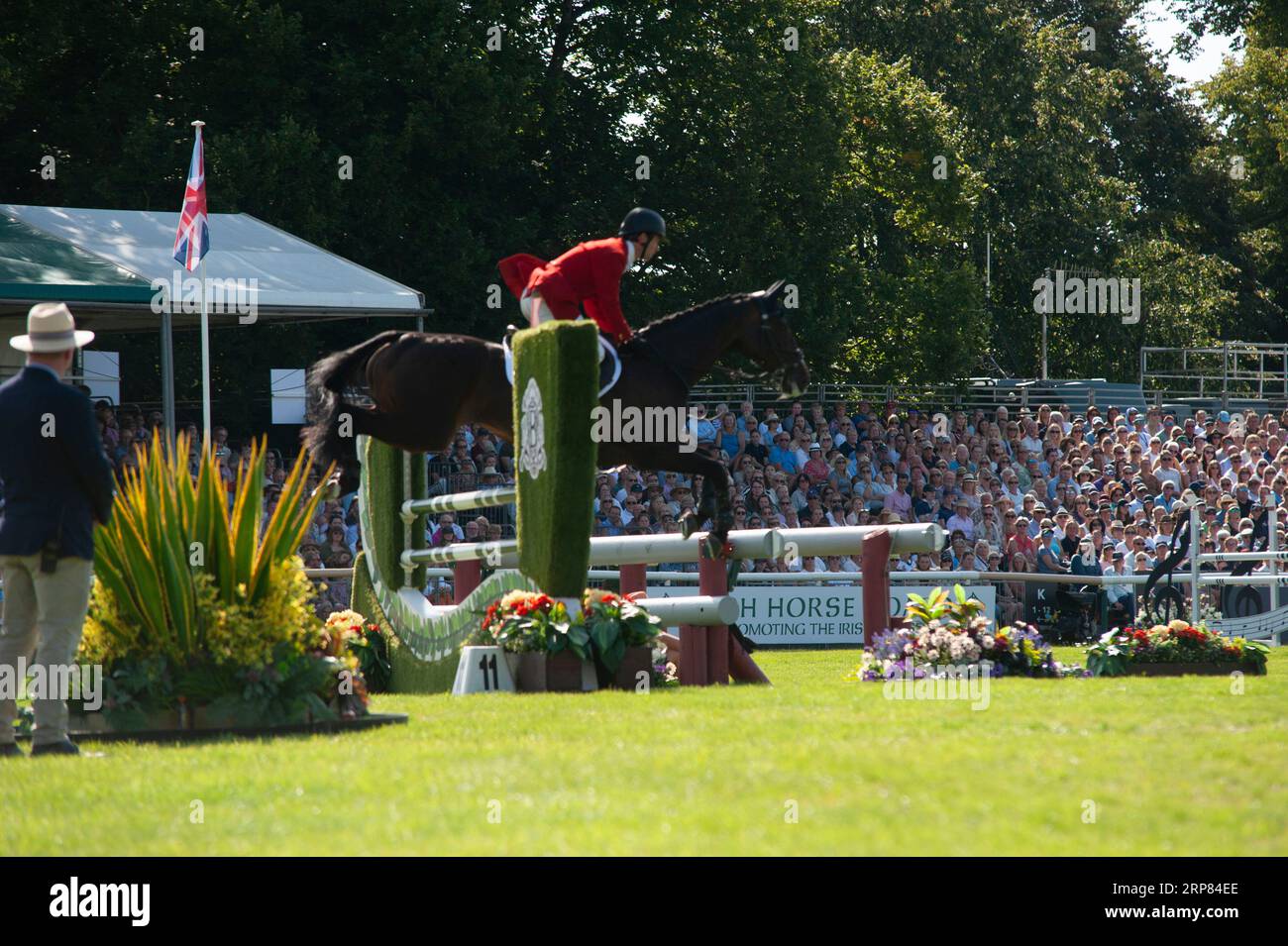 Stamford, Royaume-Uni. 3 septembre 2023. Harry Meade chevauchant cavalier Crystal représentant la Grande-Bretagne lors de la phase de saut d'obstacles le jour 4 des Defender Burghley Horse Trials 2023 qui se sont déroulés dans le parc de Burghley House à Stamford, Lincolnshire, Angleterre, Royaume-Uni. Crédit : Jonathan Clarke/Alamy Live News Banque D'Images