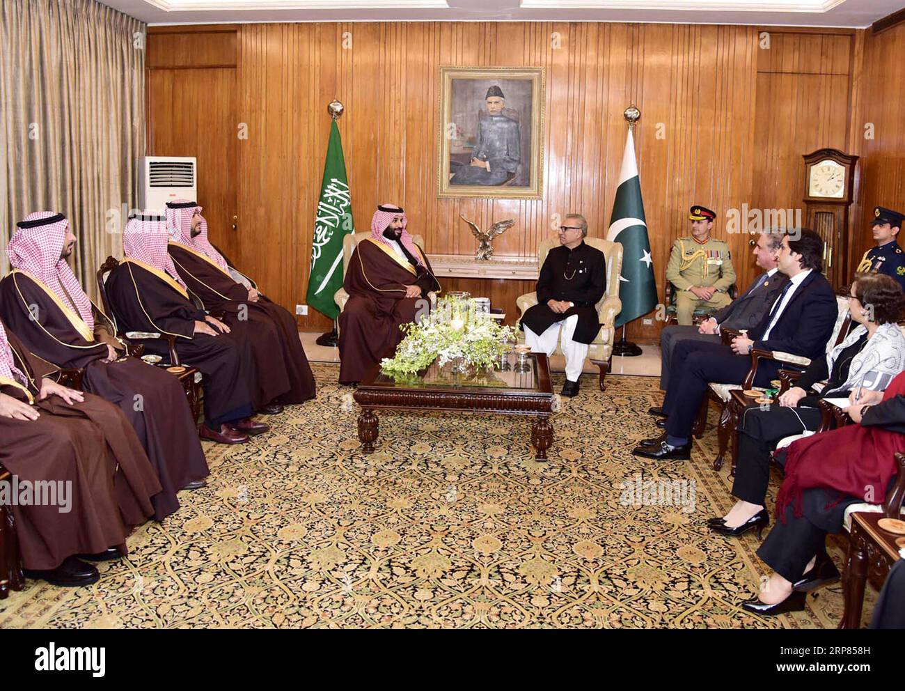 (190218) -- ISLAMABAD, 18 février 2019 -- une photo publiée par le Département pakistanais d'information de presse () montre que le président pakistanais Arif Alvi(R au centre) rencontre le prince héritier d'Arabie saoudite Mohammed bin Salman Al Saoud(L au centre) à Islamabad, capitale du Pakistan, le 18 février 2019. Le Prince héritier de l Arabie saoudite Mohammed bin Salman Al Saoud est arrivé dimanche au Pakistan pour une visite officielle de deux jours consacrée à des questions bilatérales et régionales, axée sur l investissement et la coopération économique. PAKISTAN-ISLAMABAD-PRINCE HÉRITIER SAOUDIEN-VISITE PID PUBLICATIONXNOTXINXCHN Banque D'Images