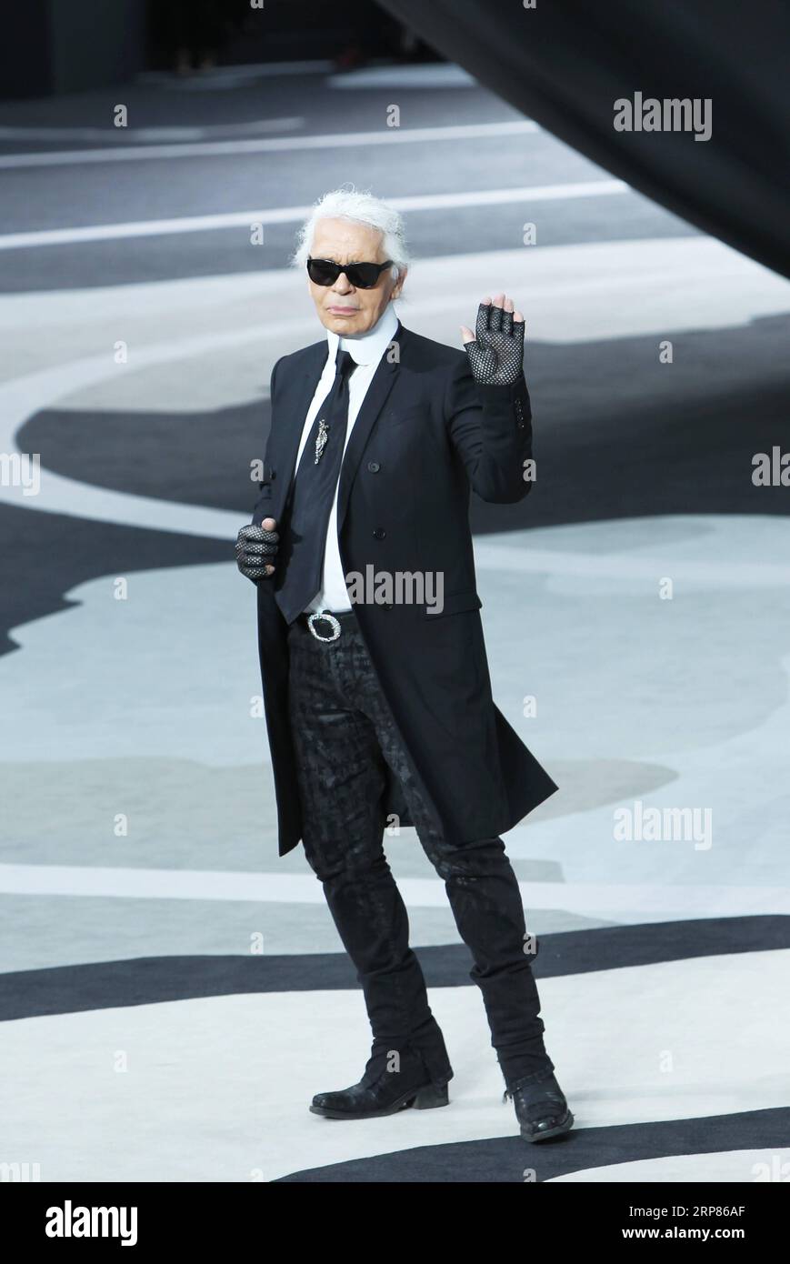 (190219) -- PÉKIN, 19 février 2019 (Xinhua) -- une photo prise le 5 mars 2013 montre le créateur de mode Karl Lagerfeld qui agite à la fin de son défilé de prêt-à-porter automne/hiver 2013/2014 pour la maison de couture française Chanel à Paris, France. Le créateur de mode allemand Karl Lagerfeld est décédé mardi à Paris à l’âge de 85 ans. (Xinhua/Gao Jing) FRANCE-PARIS-CRÉATEUR DE MODE-KARL LAGERFELD-PASSER PUBLICATIONxNOTxINxCHN Banque D'Images