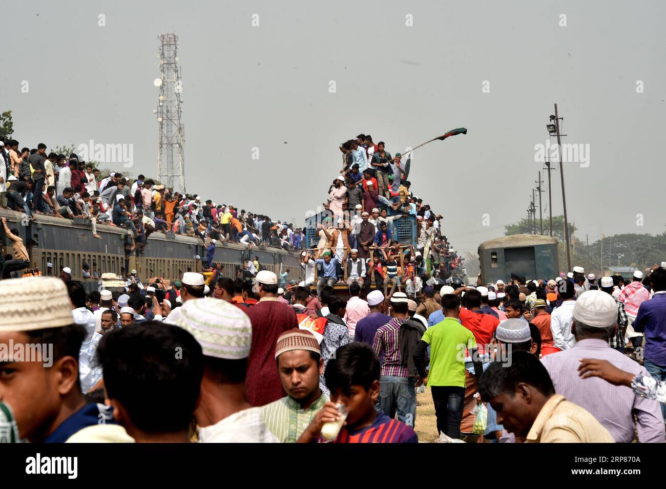 (190220) -- DHAKA, 20 février 2019 -- un train surpeuplé quitte la gare après avoir terminé les prières au lieu de prière d'Ijtema à Tongi, dans la banlieue de Dhaka, au Bangladesh, le 19 février 2019. La congrégation musulmane annuelle s’est conclue mardi au Bangladesh avec des dévots priant pour la paix mondiale, la prospérité et l’harmonie fraternelle. Stringer) BANGLADESH-DHAKA-MUSLIM-CONGRÉGATION Naim-ul-karim PUBLICATIONxNOTxINxCHN Banque D'Images
