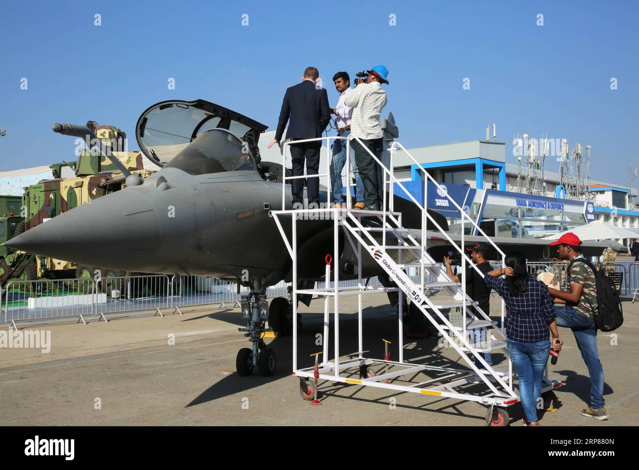 (190221) -- BANGALORE, le 21 février 2019 -- des gens visitent Aero India 2019 à la base aérienne Yelahanka à Bangalore, Inde, le 20 février 2019. L'événement de cinq jours a débuté mercredi, et plus de 400 exposants de plus de 20 pays et régions ont participé au salon. Selon les autorités, 61 avions, dont Hindustan Aeronautics Limited (HAL) produit indigène Light combat Aircraft (LCA) Tejas, sont tous prêts à rugir dans le ciel de la ville. INDIA-BANGALORE-AIR SHOW JiangxLei PUBLICATIONxNOTxINxCHN Banque D'Images