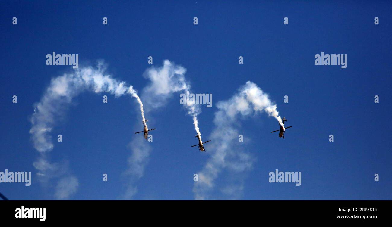 (190221) -- BANGALORE, le 21 février 2019 -- des hélicoptères se produisent pendant Aero India 2019 à la base aérienne Yelahanka à Bangalore, en Inde, le 20 février 2019. L'événement de cinq jours a débuté mercredi, et plus de 400 exposants de plus de 20 pays et régions ont participé au salon. Selon les autorités, 61 avions, dont Hindustan Aeronautics Limited (HAL) produit indigène Light combat Aircraft (LCA) Tejas, sont tous prêts à rugir dans le ciel de la ville. INDIA-BANGALORE-AIR SHOW JiangxLei PUBLICATIONxNOTxINxCHN Banque D'Images