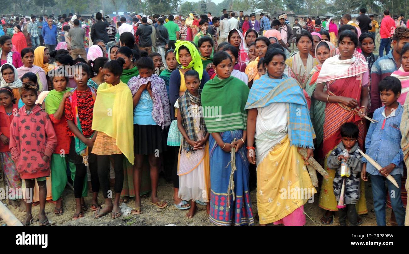 (190223) -- GOLAGHAT, 23 février 2019 (Xinhua) -- des villageois se tiennent devant les corps des victimes décédées de la consommation d'alcool illicite dans le district de Golaghat, Assam, Inde, le 22 février 2019. Le nombre de morts dues à la consommation de boissons alcoolisées illicites dans l État de l Assam, dans le nord-est de l Inde, a augmenté vendredi à 41, ont déclaré les responsables du gouvernement local. Plus de 60 autres sont hospitalisés en traitement. (Xinhua/Stringer) INDE-GOLAGHAT-LIQUEUR MORT PUBLICATIONxNOTxINxCHN Banque D'Images