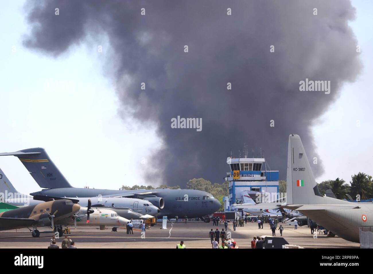 (190223) -- BANGALORE, 23 février 2019 -- Un énorme panache de fumée est vu dans le ciel après qu'un incendie se soit déclaré lors de l'Aero-India à Bangalore, en Inde, le 23 février 2019. Au moins 300 véhicules ont été éviscérés samedi dans un incendie majeur à l'intérieur du parking du lieu d'un spectacle aérien en cours, Aero-India, dans la ville de Bengaluru, dans le sud de l'Inde, ont déclaré des responsables. Aucune perte de vie n'a été signalée lors de l'incident. Stringer) INDIA-BANGALORE-AIR SHOW-FIRE XinhuaxMumbai PUBLICATIONxNOTxINxCHN Banque D'Images