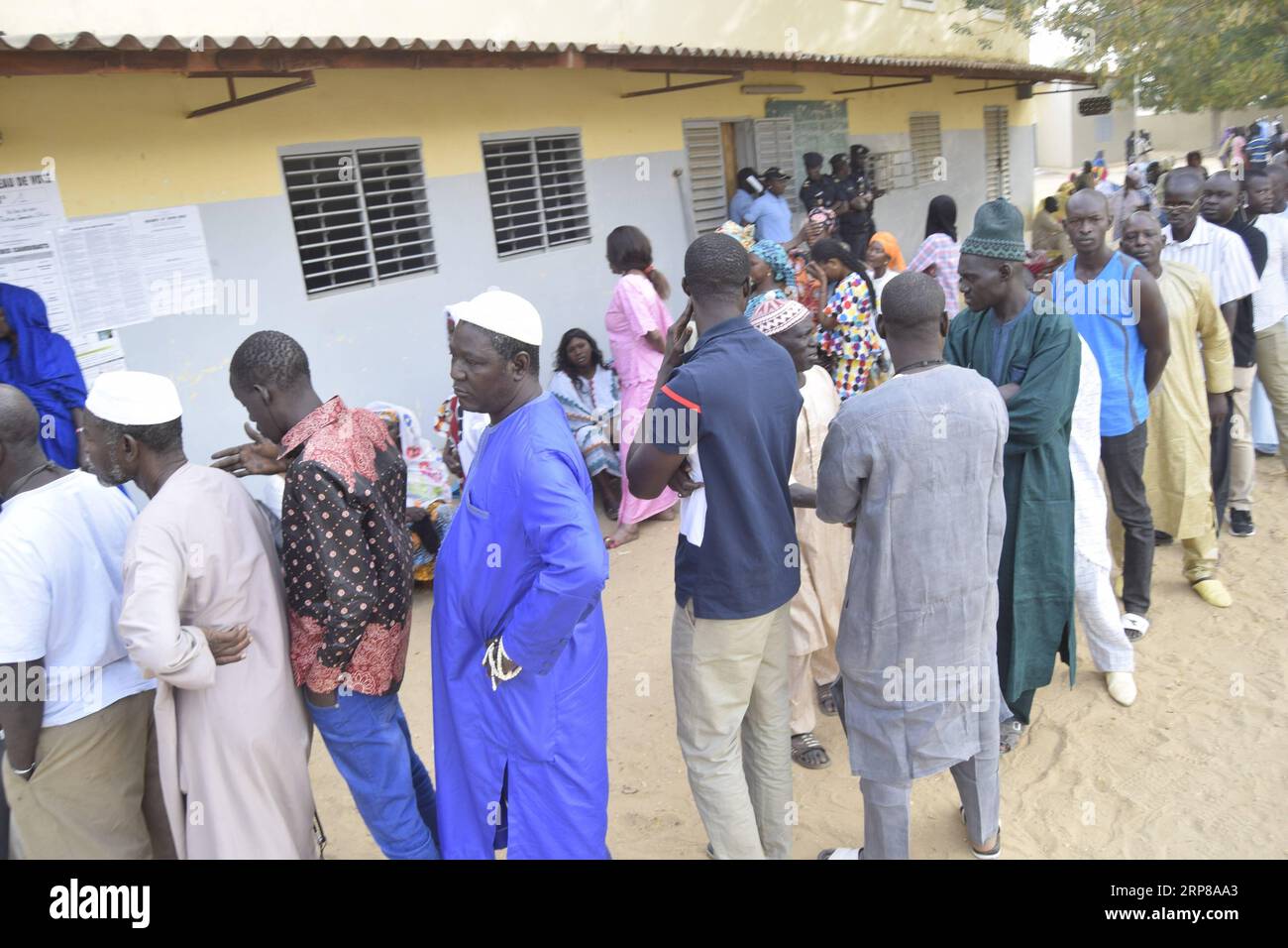 (190224) -- DAKAR, 24 février 2019 (Xinhua) -- des électeurs attendent devant un bureau de vote pour voter à Fatick, Sénégal, le 24 février 2019. L'élection présidentielle sénégalaise a débuté dimanche à 08:00 h heure locale (08:00 h GMT) et 6,68 millions d'électeurs inscrits devraient voter dans tout le pays et à l'étranger. Le président sortant Macky Sall, l'ancien Premier ministre Idrissa Seck, l'ancien ministre des Affaires étrangères Madicke Niang, l'académicien Issa Fall et l'ancien inspecteur des impôts Ousmane Sonko se disputent le siège présidentiel. Seck est considéré par les médias locaux comme le principal challenger de Sall. Un total de 15 397 Banque D'Images