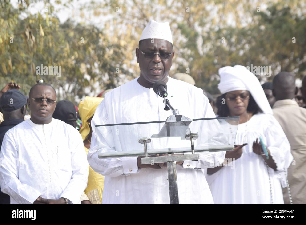 (190224) -- DAKAR, 24 février 2019 (Xinhua) -- le président sénégalais sortant Macky Sall prononce un discours devant ses partisans avant de voter à Fatick, Sénégal, le 24 février 2019. L'élection présidentielle sénégalaise a débuté dimanche à 08:00 h heure locale (08:00 h GMT) et 6,68 millions d'électeurs inscrits devraient voter dans tout le pays et à l'étranger. Le président sortant Macky Sall, l'ancien Premier ministre Idrissa Seck, l'ancien ministre des Affaires étrangères Madicke Niang, l'académicien Issa Fall et l'ancien inspecteur des impôts Ousmane Sonko se disputent le siège présidentiel. Seck est considéré par les médias locaux comme le principal Banque D'Images