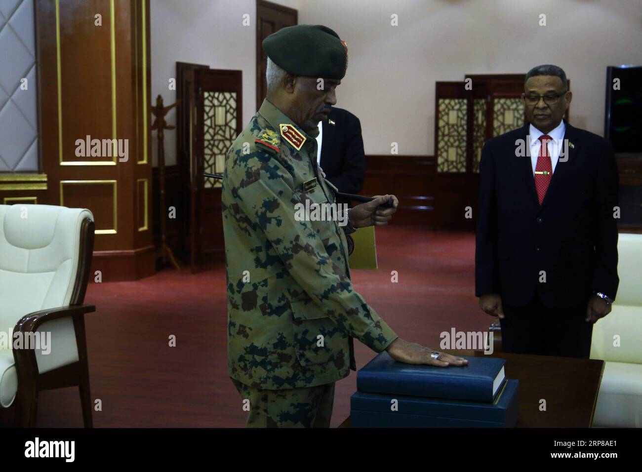 (190224) -- KHARTOUM, 24 février 2019 -- le nouveau premier vice-président soudanais Awad Mohamed Ahmed Ibn Auf (à gauche) prête serment constitutionnel au Palais présidentiel à Khartoum, Soudan, le 24 février 2019. Le président soudanais Omar al-Béchir a nommé samedi Awad Mohamed Ahmed Ibn Auf premier vice-président et ministre de la Défense. SOUDAN-KHARTOUM-PREMIER VICE-PRÉSIDENT-OATH MOHAMEDXKHIDIR PUBLICATIONXNOTXINXCHN Banque D'Images