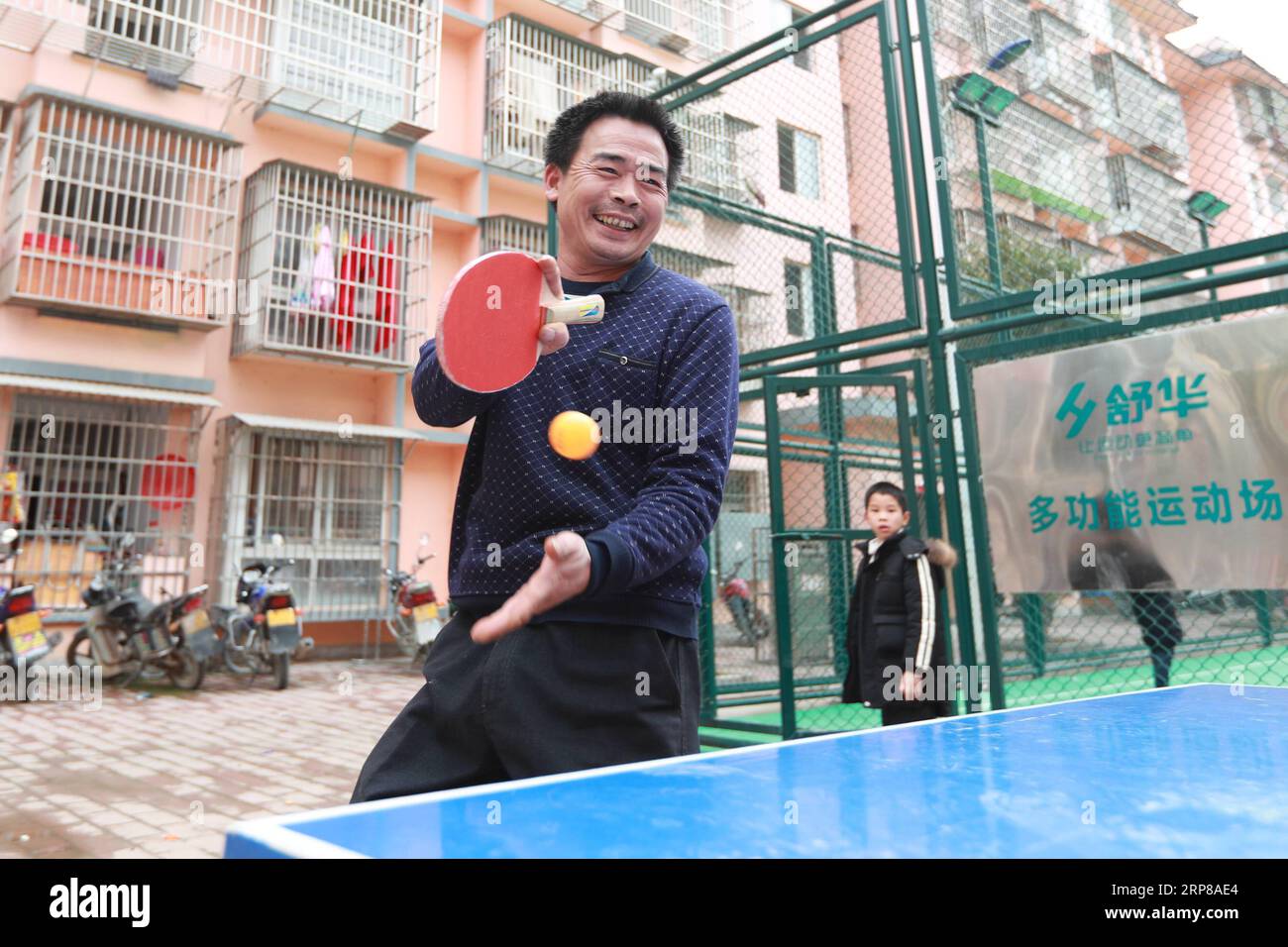 (190224) -- RONGJIANG, 24 février 2019 (Xinhua) -- un résident joue au tennis de table dans la communauté de relocalisation du comté de Rongjiang de Qiandongnan Miao et de la préfecture autonome de Dong, dans le sud-ouest de la Chine, province du Guizhou, 24 février 2019. Au total, 1,32 millions de personnes vivant dans des zones reculées et pauvres dans la province du Guizhou du sud-ouest de la Chine ont été relocalisées dans des communautés plus développées grâce au programme de relocalisation du gouvernement. Selon le plan provincial pour l'élimination de la pauvreté, un total de 1,88 millions de résidents pauvres à Guizhou seront transférés dans de nouveaux foyers par le sapin Banque D'Images