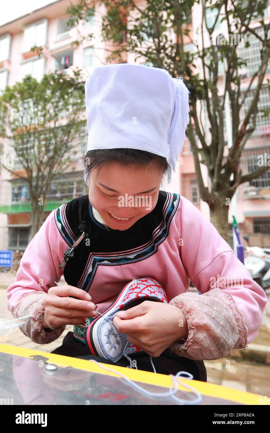 (190224) -- RONGJIANG, 24 février 2019 (Xinhua) -- Une femme fabrique des chaussures dans la communauté de relocalisation dans le comté de Rongjiang de Qiandongnan Miao et dans la préfecture autonome de Dong, dans le sud-ouest de la Chine, province du Guizhou, 24 février 2019. Au total, 1,32 millions de personnes vivant dans des zones reculées et pauvres dans la province du Guizhou du sud-ouest de la Chine ont été relocalisées dans des communautés plus développées grâce au programme de relocalisation du gouvernement. Selon le plan provincial pour l'élimination de la pauvreté, un total de 1,88 millions de résidents pauvres du Guizhou seront transférés dans de nouveaux logements d'ici la première moitié de l'année Banque D'Images