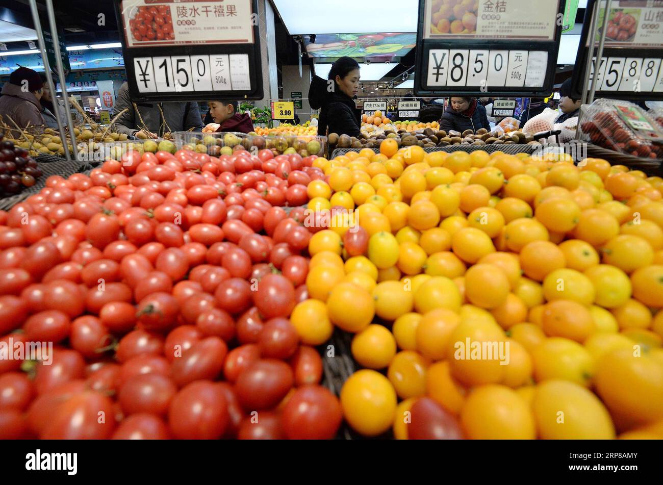 (190225) -- BEIJING, 25 février 2019 -- des citoyens choisissent des fruits dans un supermarché de la ville de Handan, province du Hebei, dans le nord de la Chine, 9 décembre 2018. La Chine a dévoilé une directive visant à améliorer le système de responsabilisation des gouvernements locaux afin de renforcer la supervision de la sécurité alimentaire. La sécurité alimentaire sera incluse dans l'évaluation des performances du Parti et des dirigeants du gouvernement, conformément à la directive publiée par le Comité central du Parti communiste chinois (PCC) et le Conseil d'État au cours du week-end. La ligne directrice vise à promouvoir le travail des gouvernements locaux en matière de sécurité alimentaire et à améliorer la population Banque D'Images