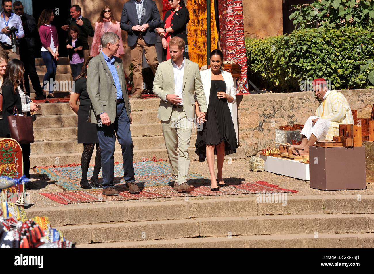 (190225) -- RABAT, 25 février 2019 () -- le Prince Harry (C-L) du Royaume-Uni et son épouse Meghan assistent à un événement pour rencontrer des artisans locaux et de jeunes entrepreneurs sociaux dans les jardins andalous de Rabat, Maroc, le 25 février 2019. () MAROC-RABAT-UK-PRINCE HARRY-VISIT XINHUA PUBLICATIONXNOTXINXCHN Banque D'Images