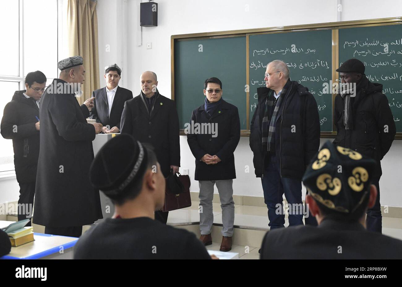 (190226) -- URUMQI, 26 février 2019 (Xinhua) -- des délégués visitent la mosquée ID Kah à Kashgar, dans la région autonome ouïgoure du Xinjiang, au nord-ouest de la Chine, le 16 février 2019. Des diplomates de haut rang des missions permanentes de huit pays auprès de l'Office des Nations Unies à Genève ont visité la région autonome ouïgoure du Xinjiang du 16 au 19 février à l'invitation du Ministère chinois des affaires étrangères. (Xinhua/Ma Kai) CHINE-XINJIANG-ONU-GENÈVE-DIPLOMATES-VISITE (CN) PUBLICATIONxNOTxINxCHN Banque D'Images