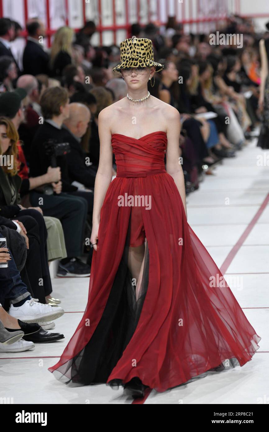 (190226) -- PARIS, 26 février 2019 -- Un mannequin présente une création pour le salon Christian Dior automne/hiver 2019/2020 de la collection prêt-à-porter lors de la semaine de la mode parisienne à Paris, France, le 26 février 2019.) FRANCE-PARIS-FASHION WEEK-CHRISTIAN DIOR PIEROXBIASION PUBLICATIONXNOTXINXCHN Banque D'Images