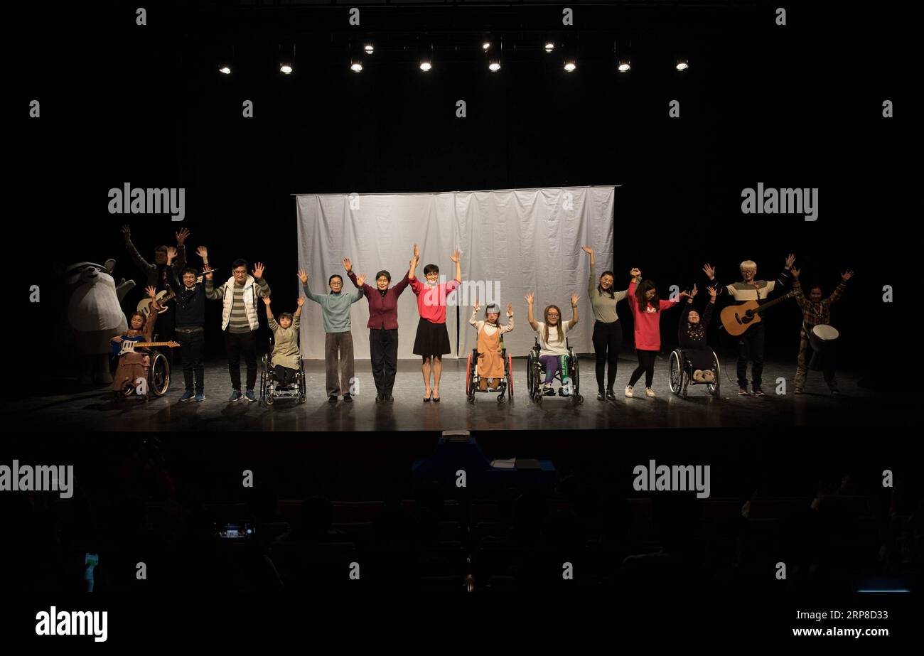 (190228) -- BEIJING, 28 février 2019 (Xinhua) -- les patients atteints de maladies rares prennent le rideau après leur performance dans rare Hug , un drame sur les maladies rares, au Beijing Tianqiao Performance Arts Center à Beijing, capitale de la Chine, le 27 février 2019. Rare Hug, un drame chinois sur les maladies rares, a été mis en scène mercredi soir au Beijing Tianqiao Performing Arts Center pour marquer la 12e Journée des maladies rares, qui tombe le 28 février 2019 sous le thème Bridging Health and social Care. Le drame a été joué par des patients atteints de maladies rares en collaboration avec leurs proches. Assisté par deux directeurs bénévoles, t Banque D'Images