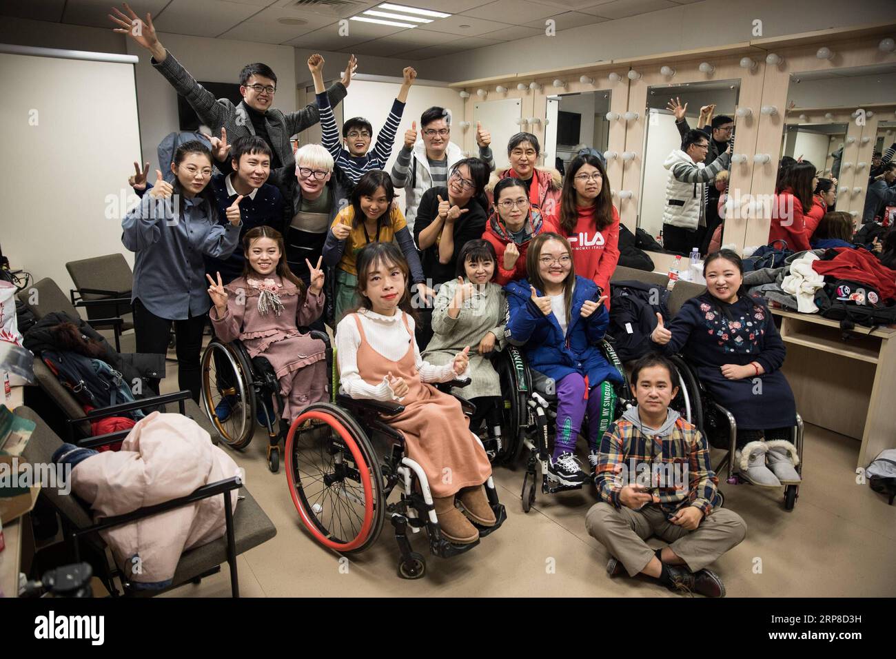 190228 -- BEIJING, 28 février 2019 Xinhua -- les acteurs de rare Hug , un drame sur les maladies rares, posent pour une photo de groupe après une performance au Beijing Tianqiao Performance Arts Center à Beijing, capitale de la Chine, le 27 février 2019. Rare Hug, un drame chinois sur les maladies rares, a été mis en scène mercredi soir au Beijing Tianqiao Performing Arts Center pour marquer la 12e Journée des maladies rares, qui tombe le 28 février 2019 sous le thème Bridging Health and social Care. Le drame a été joué par des patients atteints de maladies rares en collaboration avec leurs proches. Assisté de deux réalisateurs bénévoles, le casting y a participé Banque D'Images