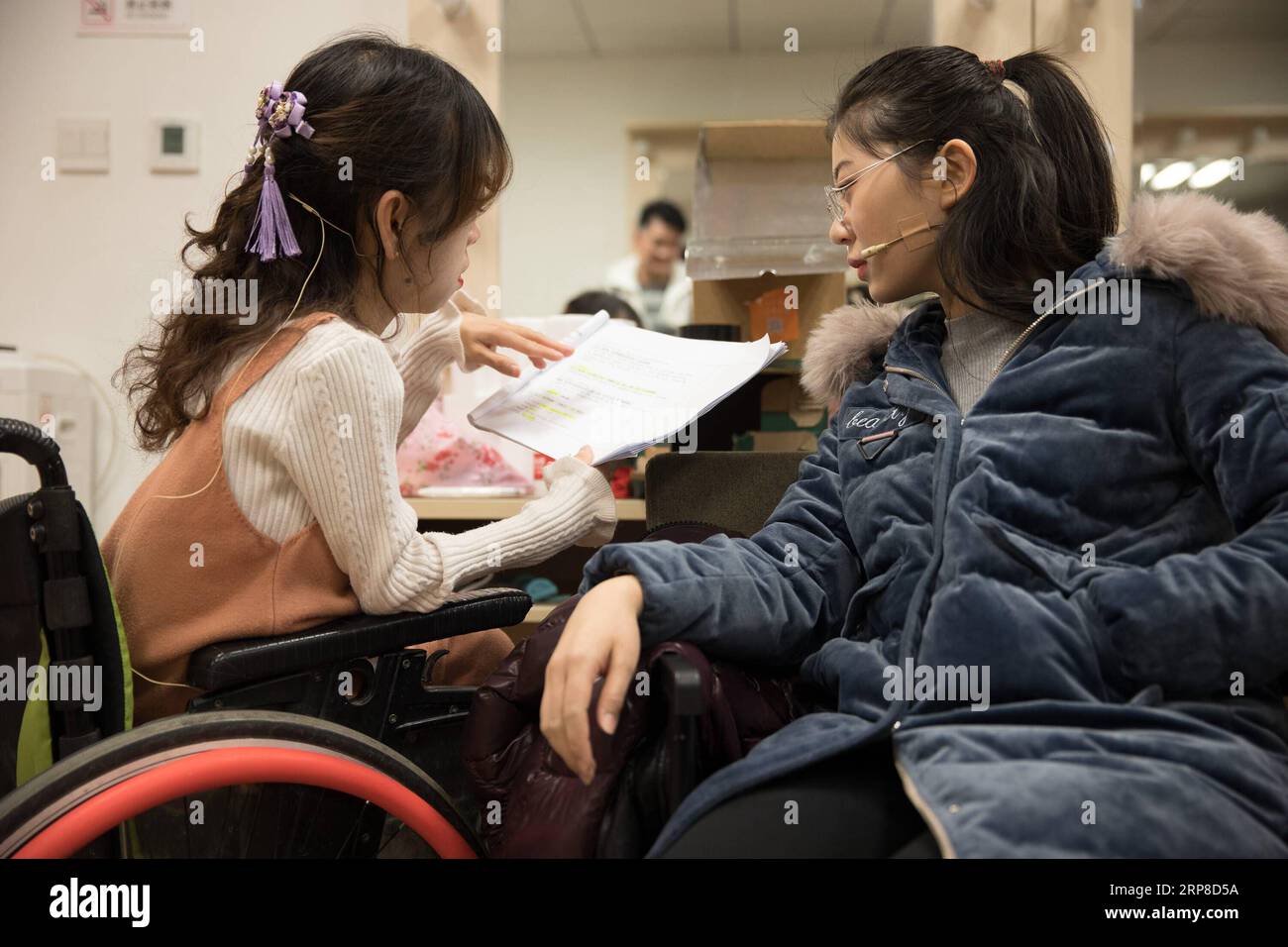 (190228) -- BEIJING, 28 février 2019 (Xinhua) -- les patients atteints de maladies rares Yin Yuanyue (G) et Gong Xiaohan répètent dans les coulisses avant leur performance dans rare Hug , un drame sur les maladies rares, au Beijing Tianqiao Performance Arts Center à Beijing, capitale de la Chine, le 27 février 2019. Rare Hug, un drame chinois sur les maladies rares, a été mis en scène mercredi soir au Beijing Tianqiao Performing Arts Center pour marquer la 12e Journée des maladies rares, qui tombe le 28 février 2019 sous le thème Bridging Health and social Care. Le drame a été joué par des patients atteints de maladies rares en collaboration avec leurs proches. Assistant Banque D'Images