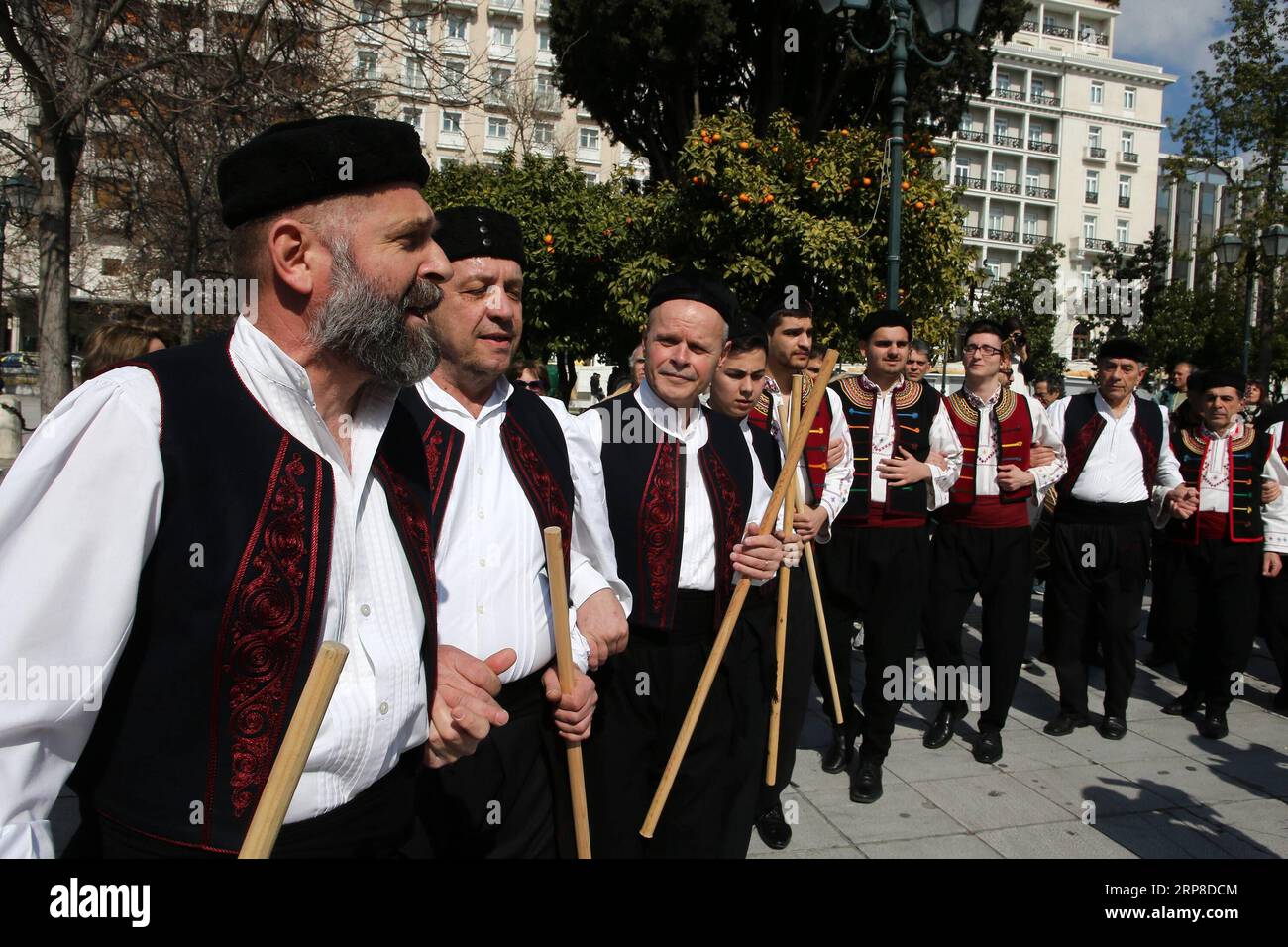 (190228) -- ATHÈNES, 28 février 2019 -- des personnes vêtues de costumes traditionnels dansent sur la place Syntagma, à Athènes, Grèce, le 28 février 2019. Athènes a organisé divers événements pour célébrer la saison du carnaval. ) GRÈCE-ATHÈNES-CARNAVAL-DANSE MariosxLolos PUBLICATIONxNOTxINxCHN Banque D'Images