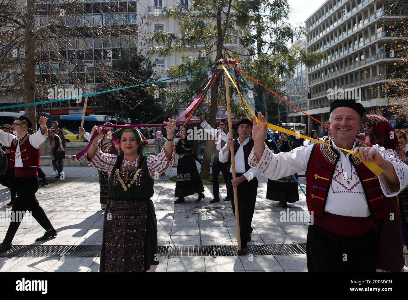 (190228) -- ATHÈNES, 28 février 2019 -- des personnes vêtues de costumes traditionnels dansent sur la place Syntagma, à Athènes, Grèce, le 28 février 2019. Athènes a organisé divers événements pour célébrer la saison du carnaval. ) GRÈCE-ATHÈNES-CARNAVAL-DANSE MariosxLolos PUBLICATIONxNOTxINxCHN Banque D'Images