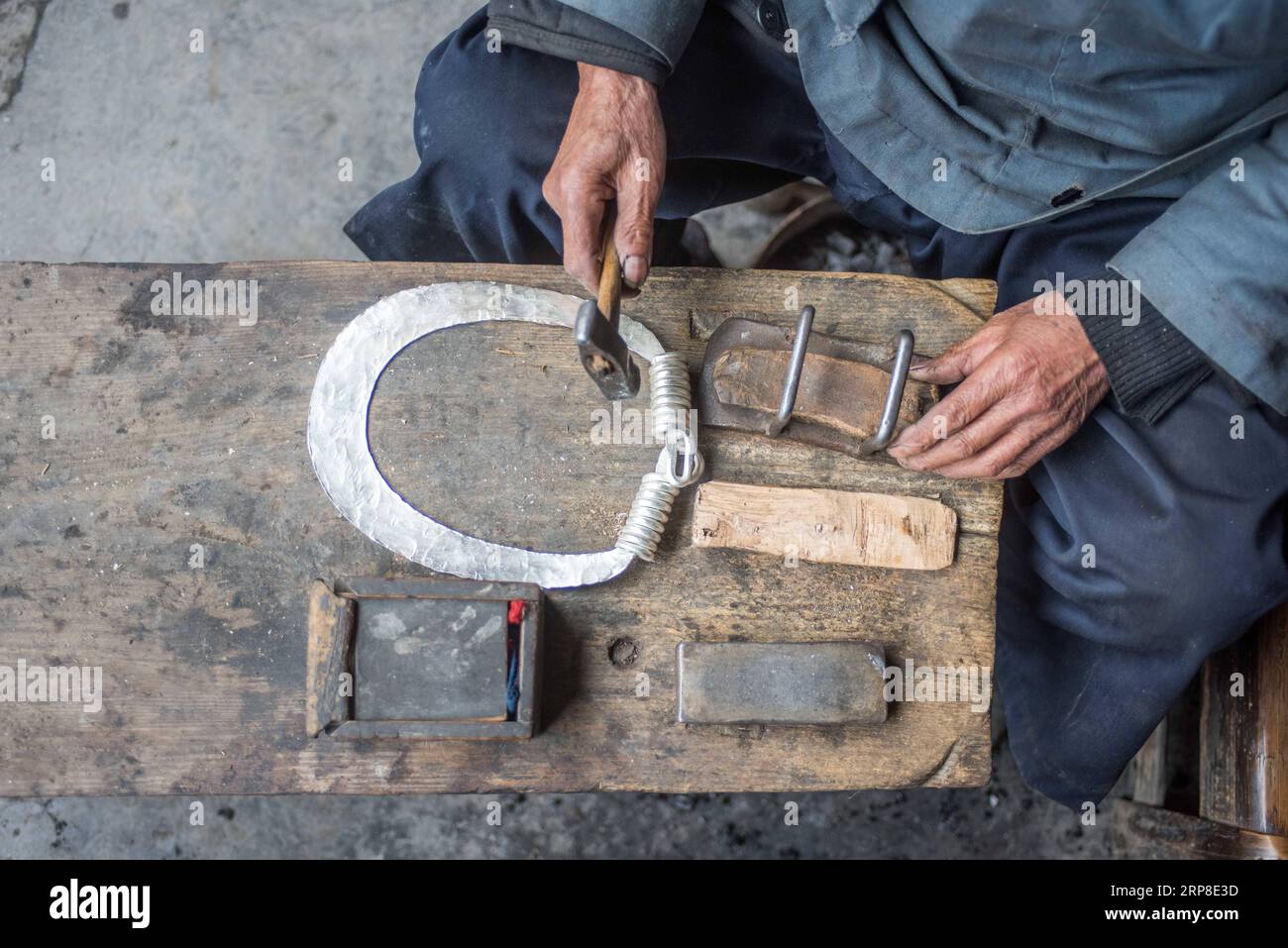 (190301) -- XIANGXI, 1 mars 2019 (Xinhua) -- long Jitang expose des outils qu'il utilise pour fabriquer des accessoires en argent au village de Debang, dans le comté de Fenghuang, préfecture autonome de Tujia-Miao, Xiangxi, province du Hunan, dans le centre de la Chine, le 28 février 2019. Long Jitang, 80 ans, se consacre à la fabrication d’accessoires en argent depuis son plus jeune âge au village de Debang. Non seulement lui, mais aussi son fils long Xianhu et son petit-fils long Jianping se consacrent à la fabrication traditionnelle de l'argent Miao. Un artisanat en argent est achevé après des dizaines de procédures, y compris la fusion de l'argent, le forgeage, l'incrustation et la fabrication de motifs. Nous Banque D'Images