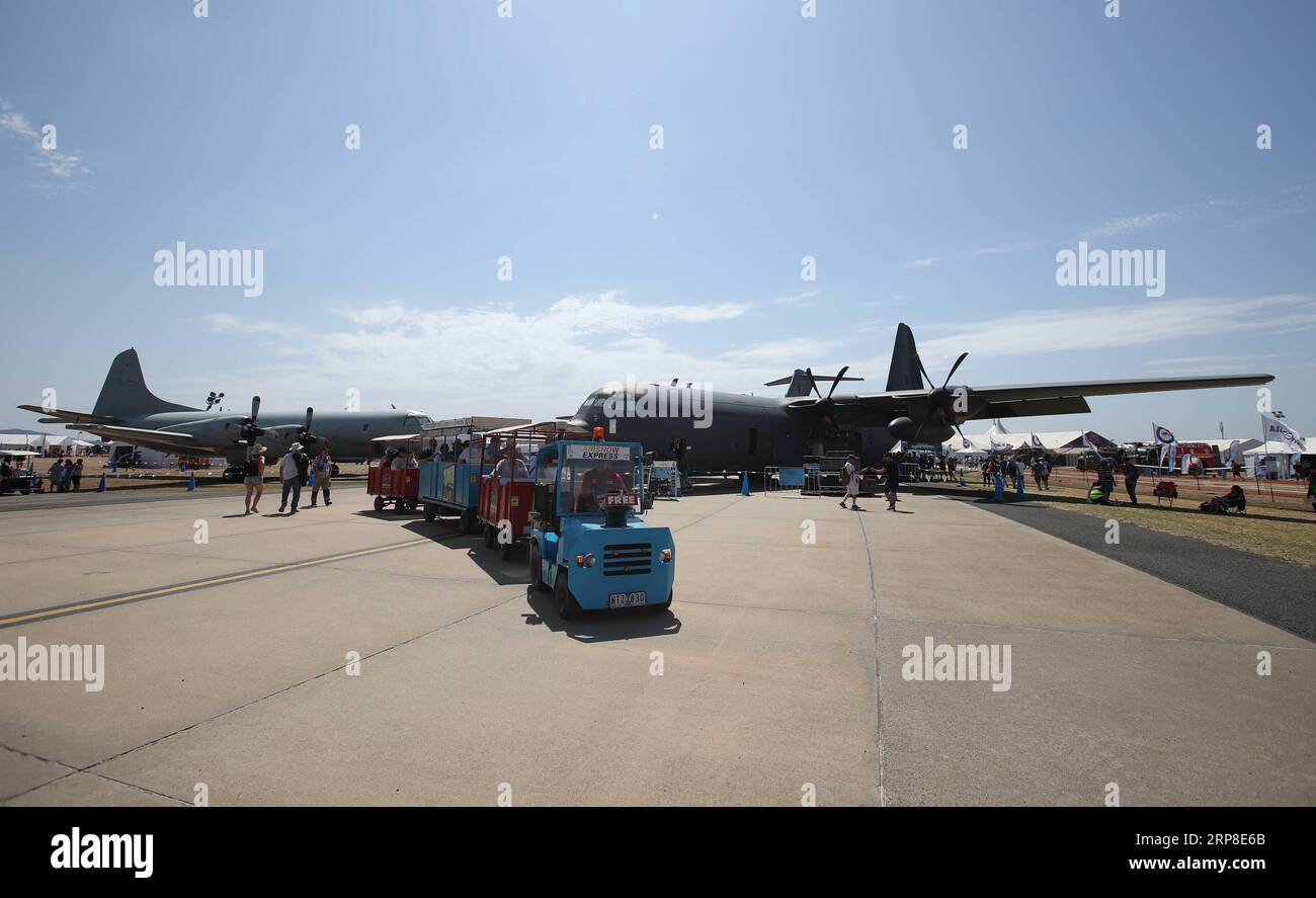 (190301) -- MELBOURNE, le 1 mars 2019 -- les gens visitent le salon aéronautique international australien et l'exposition aérospatiale et défense à l'aéroport d'Avalon, Melbourne, le 1 mars 2019.) AUSTRALIA-MELBOURNE-AIR SHOW BaixXuefei PUBLICATIONxNOTxINxCHN Banque D'Images