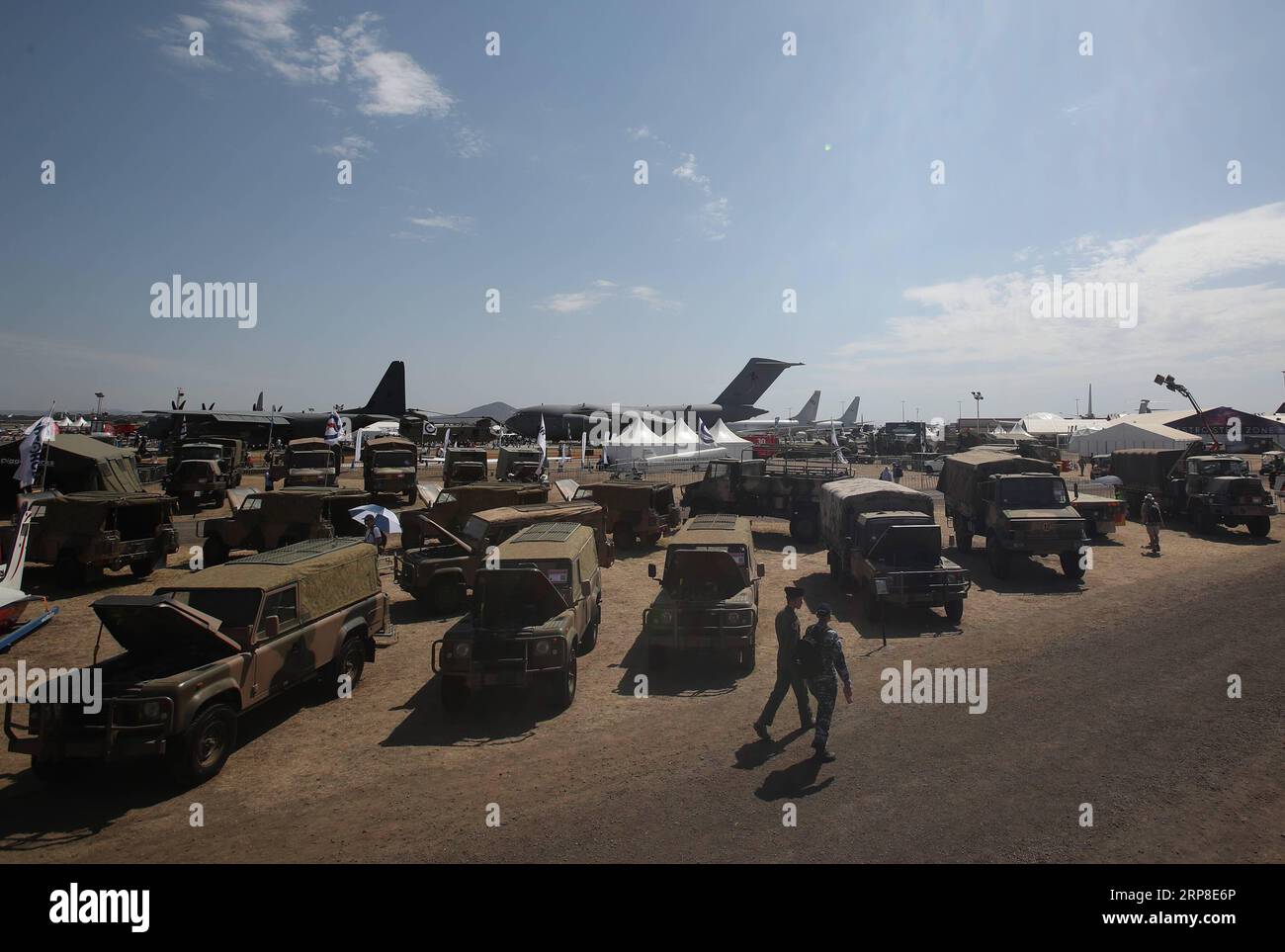 (190301) -- MELBOURNE, le 1 mars 2019 -- les gens visitent le salon aéronautique international australien et l'exposition aérospatiale et défense à l'aéroport d'Avalon, Melbourne, le 1 mars 2019.) AUSTRALIA-MELBOURNE-AIR SHOW BaixXuefei PUBLICATIONxNOTxINxCHN Banque D'Images