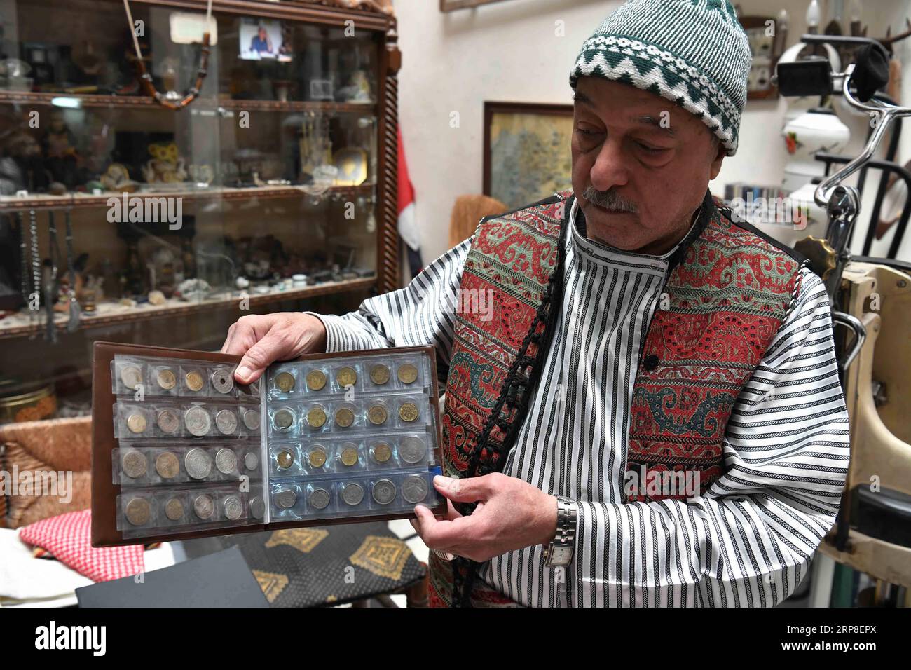 (190302) -- DAMAS, 2 mars 2019 -- Haitham Tabakha regarde de vieilles pièces de monnaie dans sa maison qu'il a transformées en musée dans le vieux quartier de Damas, en Syrie, le 27 février 2019. Haitham Tabakha, 60 ans, vit une vie nostalgique unique avec des antiquités qui le ramènent à ce qu’il appelait le beau temps. POUR ALLER AVEC caractéristique : le collectionneur syrien jouit d'un passé glorieux avec des antiquités ) SYRIE-DAMAS-ANTIQUITÉS-COLLECTIONNEUR AmmarxSafarjalani PUBLICATIONxNOTxINxCHN Banque D'Images