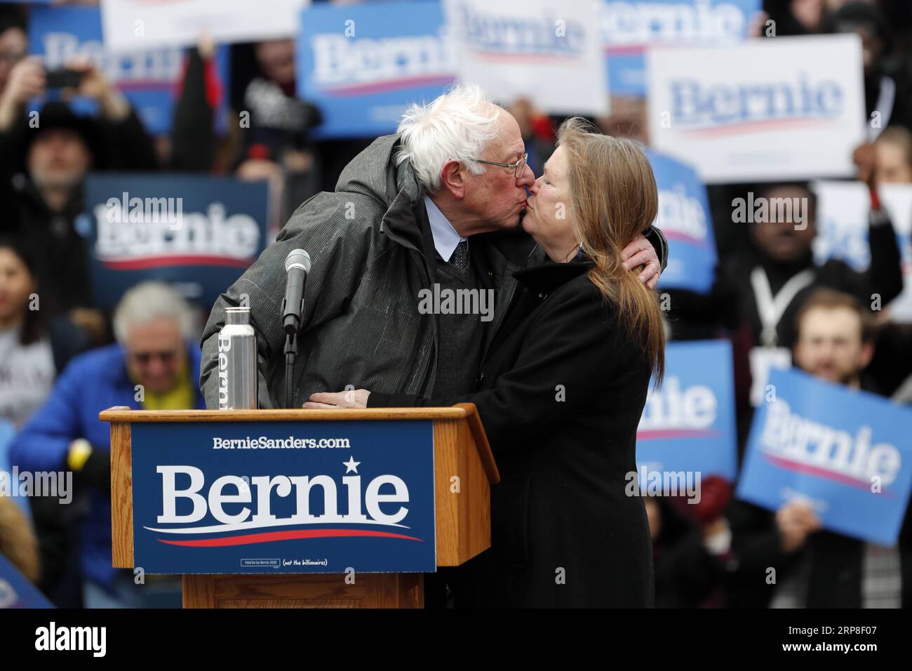 190302 -- NEW YORK, le 2 mars 2019 Xinhua -- le sénateur américain Bernie Sanders embrasse sa femme lors de sa première manifestation de campagne présidentielle au Brooklyn College, New York, aux États-Unis, le 2 mars 2019. Le sénateur américain Bernie Sanders a lancé sa campagne présidentielle de 2020 en tant que deuxième coureur samedi dans son arrondissement natal de Brooklyn, New York, réitérant ses vues socialistes démocrates qui ont remodelé le Parti démocrate. Xinhua/Li Muzi États-Unis-NEW YORK-BERNIE SANDERS-CAMPAGNE PRÉSIDENTIELLE PUBLICATIONxNOTxINxCHN Banque D'Images