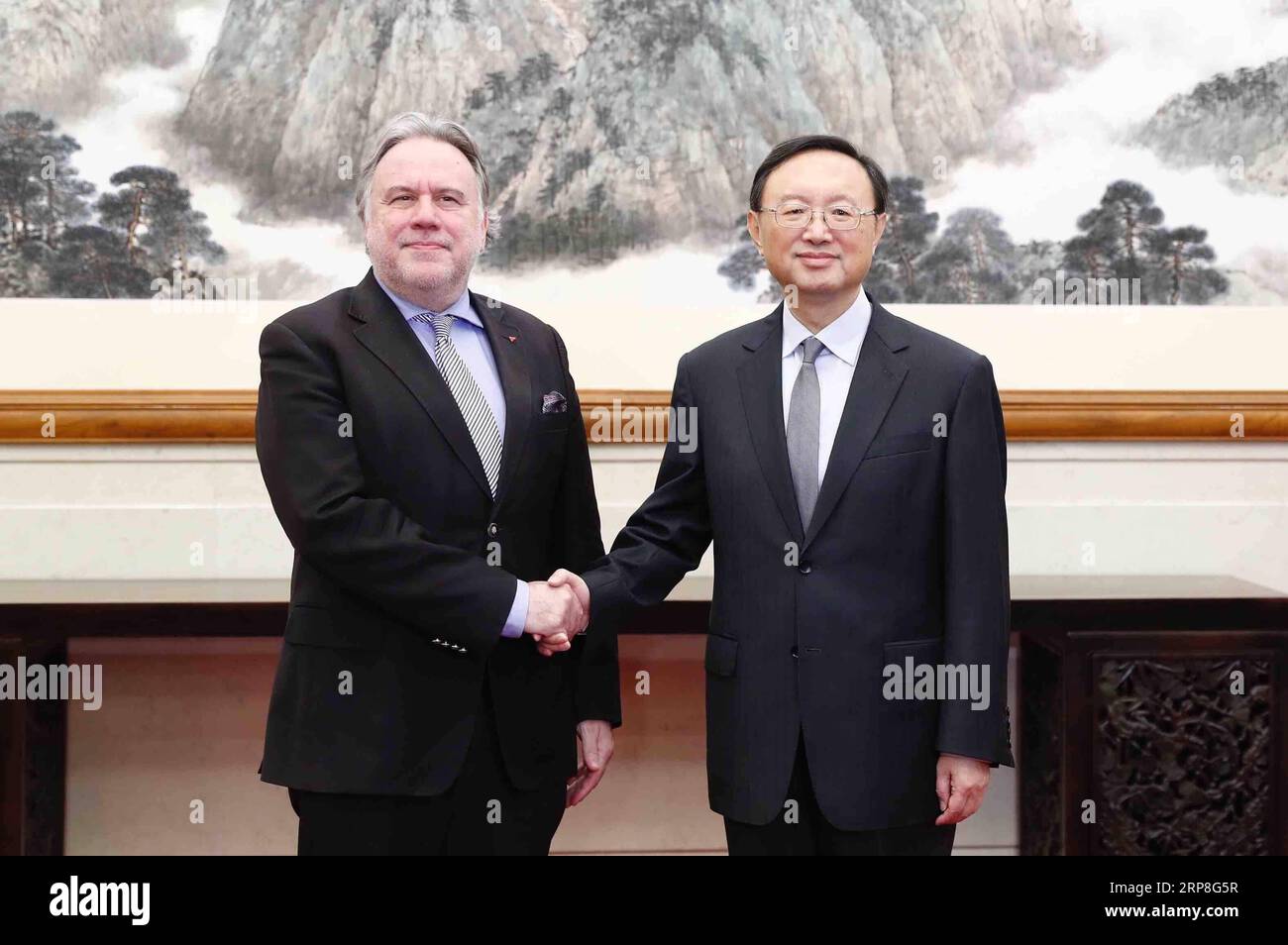 (190304) -- BEIJING, 4 mars 2019 -- Yang Jiechi (à droite), membre du bureau politique du comité central du Parti communiste chinois (PCC) et directeur du bureau de la Commission des affaires étrangères du comité central du PCC, rencontre le ministre grec des affaires étrangères George Katrougalos à Pékin, capitale de la Chine, le 4 mars 2019. CHINA-BEIJING-YANG JIECHI-GREECE-FM-MEETING (CN) LIUXBIN PUBLICATIONXNOTXINXCHN Banque D'Images