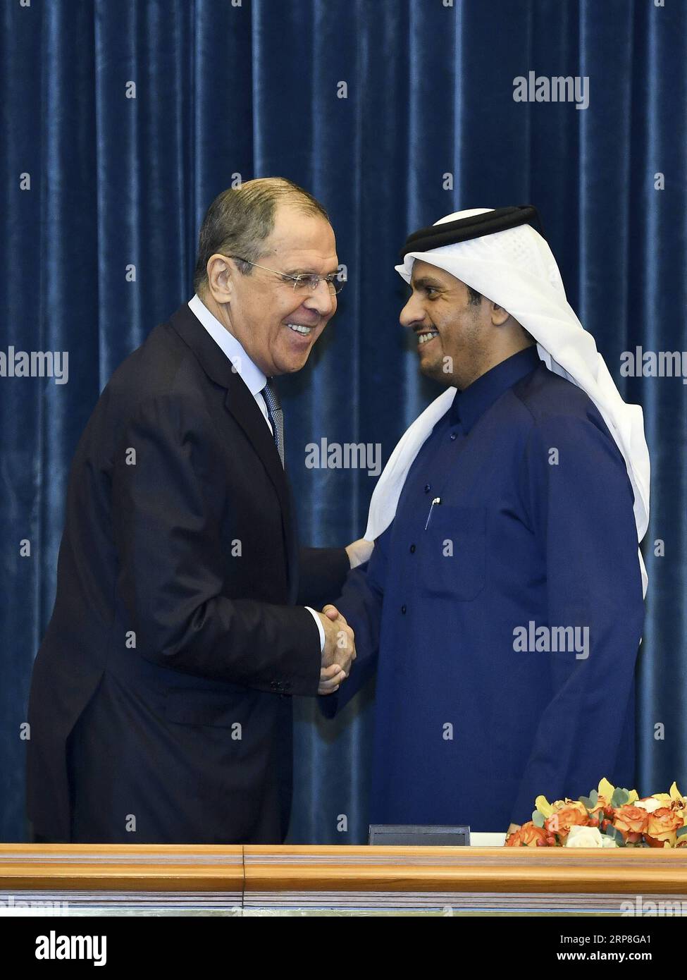 (190305) -- DOHA, le 5 mars 2019 -- le ministre russe des Affaires étrangères Sergei Lavrov (à gauche) serre la main du vice-premier ministre et ministre qatarien des Affaires étrangères Sheikh Mohammed bin Abdulrahman Al-Thani après une conférence de presse conjointe à Doha, Qatar, le 4 mars 2019. Les deux ministres des Affaires étrangères ont discuté lundi des derniers développements en Syrie et en Libye. QATAR-DOHA-RUSSIAN FM-VISITE Nikku PUBLICATIONxNOTxINxCHN Banque D'Images