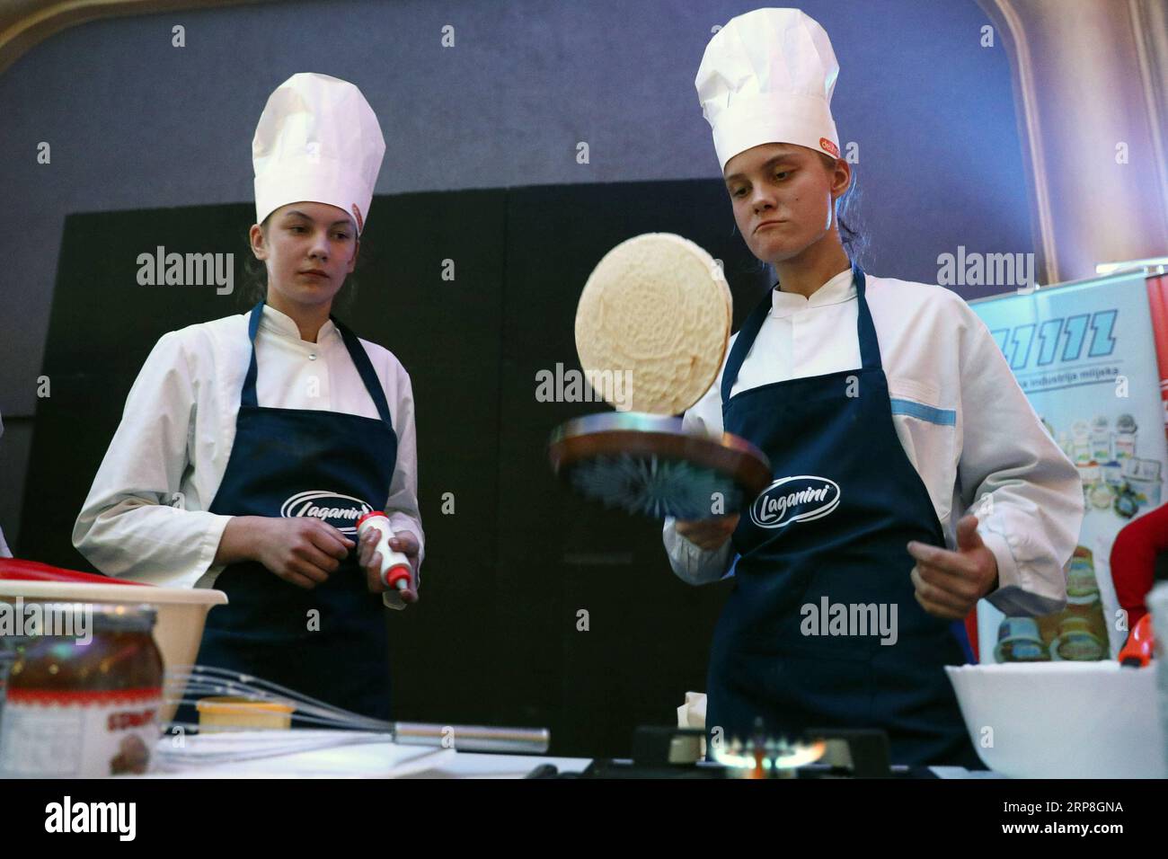 (190305) -- ZENICA, 5 mars 2019 -- des étudiants confectionnent des crêpes lors d'un concours de fabrication de crêpes à Zenica, Bosnie-Herzégovine (BiH), le 5 mars 2019. Plus de 40 étudiants ont participé au concours de fabrication de crêpes sucrées et salées à l'occasion de la Journée des crêpes mardi. BOSNIE-HERZÉGOVINE-ZENICA-CRÊPE JOUR NEDIMXGRABOVICA PUBLICATIONXNOTXINXCHN Banque D'Images