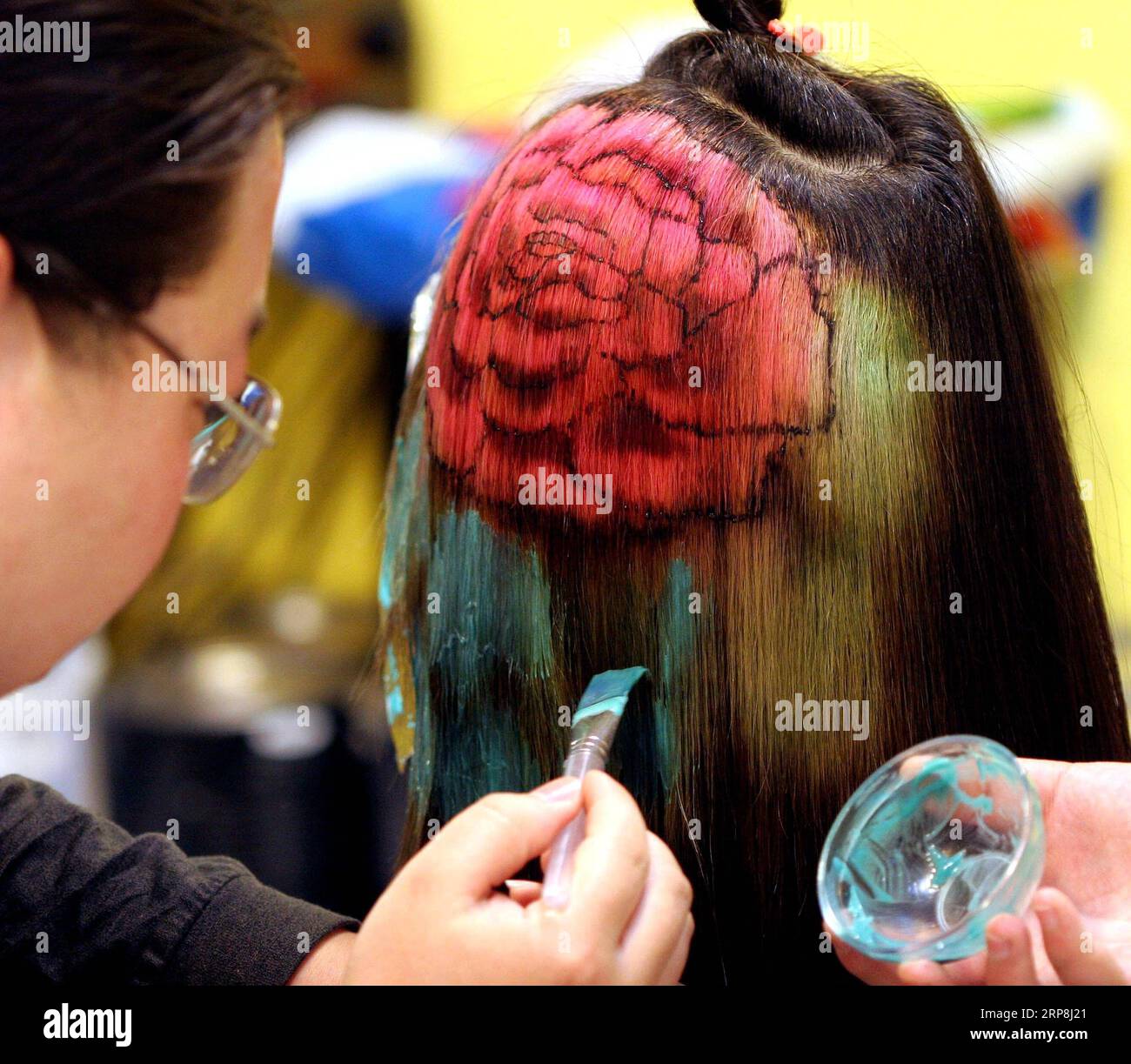 (190307) -- PÉKIN, le 7 mars 2019 -- Un coiffeur applique une teinture sur les cheveux d'un mannequin à Luoyang, dans la province du Henan, au centre de la Chine, le 30 avril 2005. Parallèlement à la réforme et à l ouverture de la Chine à partir de 1978, les femmes chinoises ont rafraîchi leurs images année après année, ce qui peut être vu simplement à partir de leurs coiffures. Les coiffures des femmes, tout comme un miroir, reflètent les changements de mode et surtout, la définition de plus en plus diversifiée de la beauté des femmes chinoises. (MOMENTS FOREVER) CHINE-FEMMES S JOUR-COIFFURES-CHANGEMENTS (CN) ZHANGXXIAOLI PUBLICATIONXNOTXINXCHN Banque D'Images