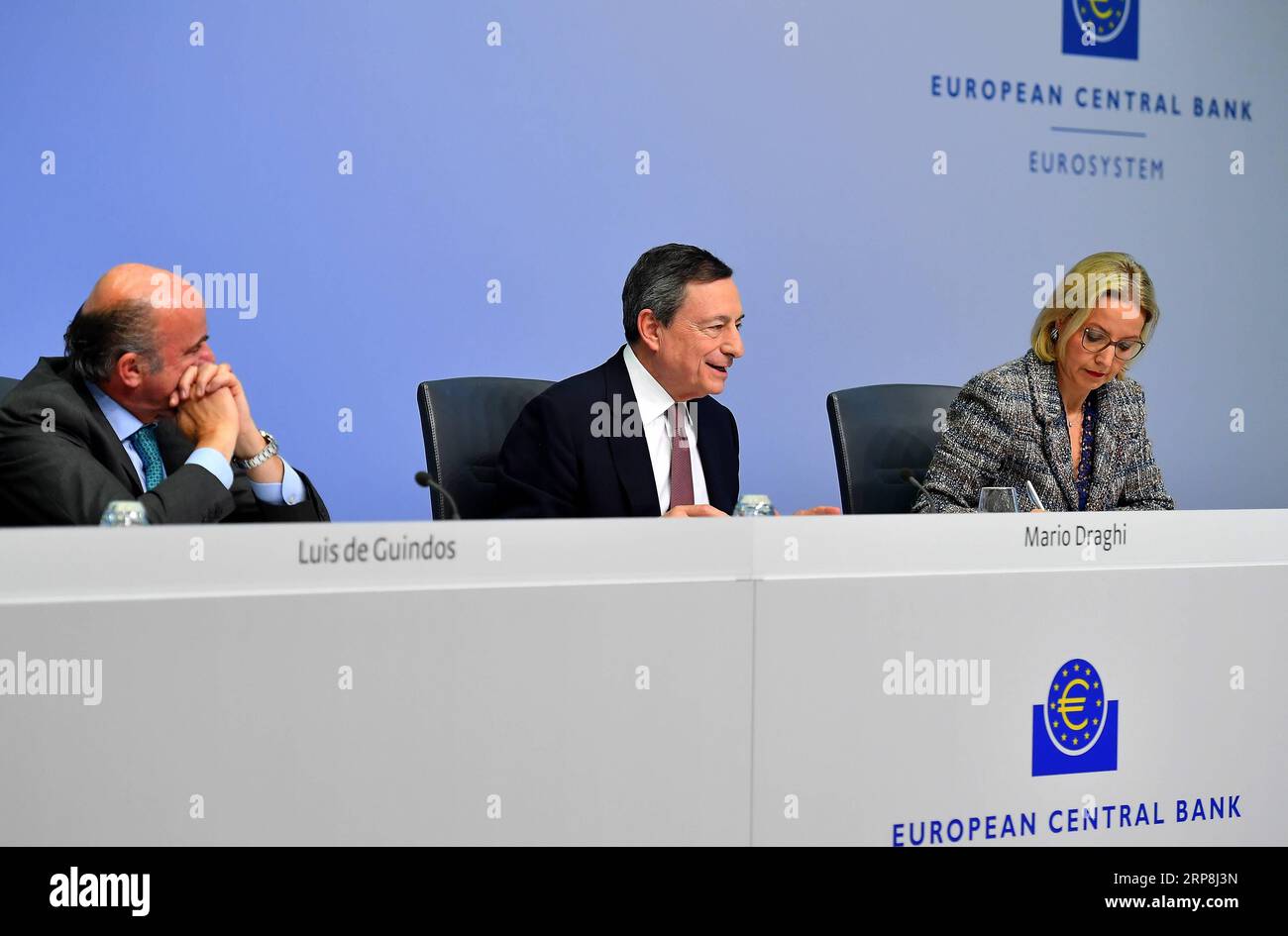 (190307) -- FRANCFORT, 7 mars 2019 (Xinhua) -- Mario Draghi (C), président de la Banque centrale européenne (BCE), assiste à une conférence de presse au siège de la BCE à Francfort, Allemagne, le 7 mars 2019. (Xinhua/lu Yang) ALLEMAGNE-FRANCFORT-BCE-TAUX D'INTÉRÊT-CONFÉRENCE DE PRESSE PUBLICATIONxNOTxINxCHN Banque D'Images