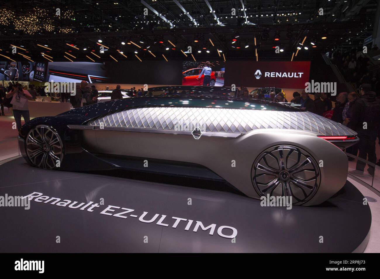 (190307) -- GENÈVE, 7 mars 2019 (Xinhua) -- les gens regardent le concept Renault EZ-Ultimo au 89e salon international de l'automobile de Genève à Genève, Suisse, le 7 mars 2019. Le 89e salon international de l'automobile de Genève a officiellement ouvert au public jeudi, où les voitures électriques ont continué à prendre la tête comme presque un consensus par de nombreux constructeurs automobiles pour le développement futur de l'industrie. (Xinhua/Xu Jinquan) SUISSE-GENÈVE-SALON INTERNATIONAL DE L'AUTOMOBILE PUBLICATIONxNOTxINxCHN Banque D'Images