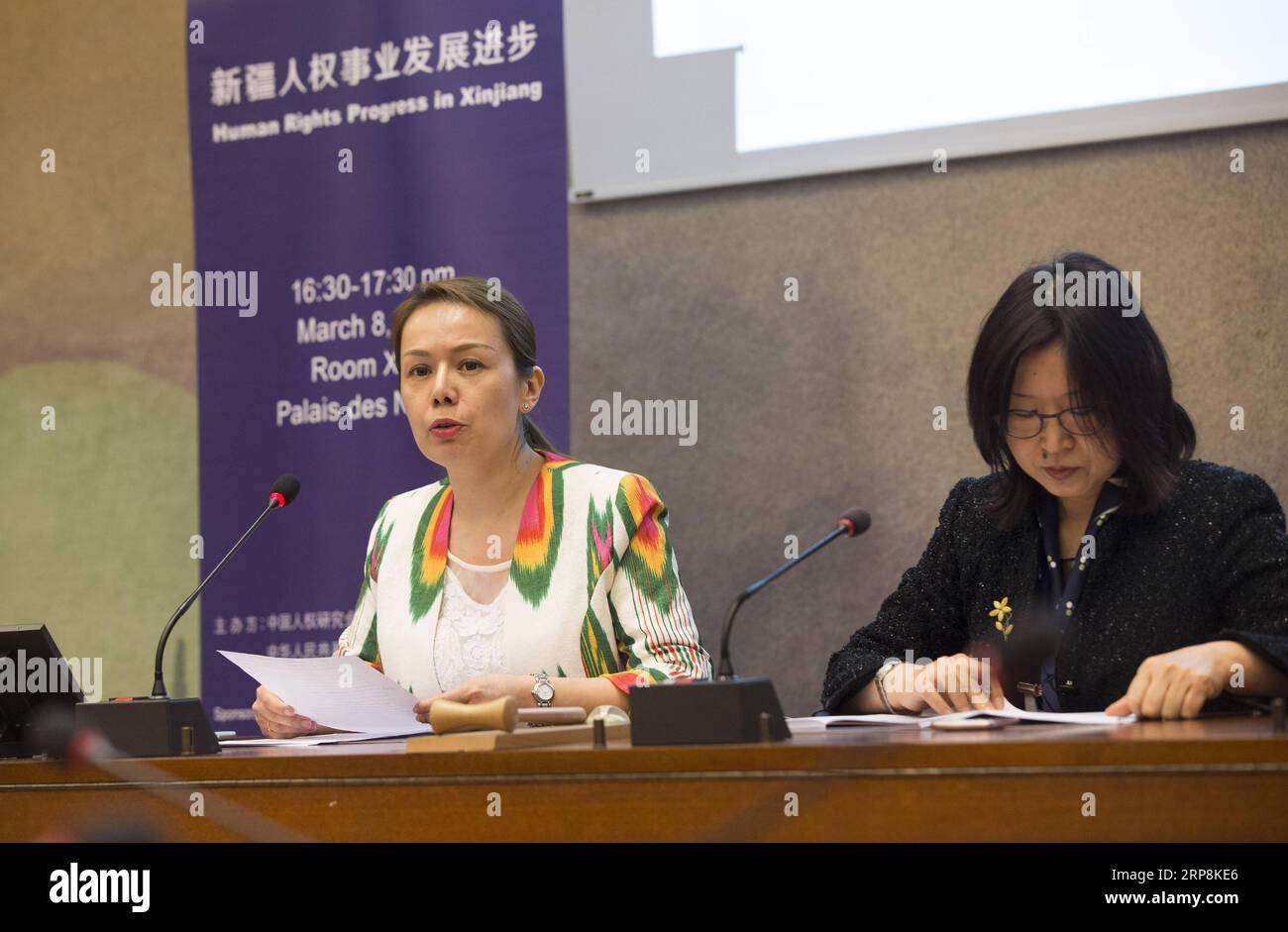 (190309) -- GENÈVE, 9 mars 2019 (Xinhua) -- Zuliyati Simayi (gauche), membre de la Société chinoise pour les études sur les droits de l'homme et professeur à l'École de science politique et d'administration publique de l'Université du Xinjiang, fait les remarques en marge de la 40e session du Conseil des droits de l'homme des Nations Unies à Genève, Suisse, le 8 mars 2019. La vulgarisation de la langue commune nationale garantit le droit au développement pour chaque groupe ethnique dans la région autonome ouïgoure du Xinjiang du nord-ouest de la Chine, a déclaré Zuliyati Simayi vendredi. (Xinhua/Xu Jinquan) SWITZ Banque D'Images