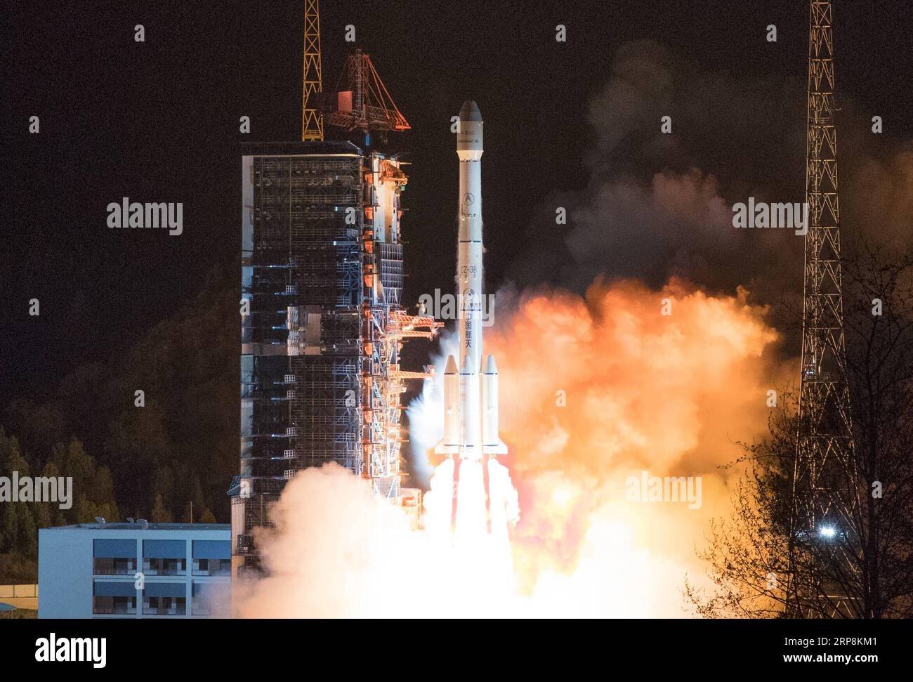 (190310) -- PÉKIN, le 10 mars 2019 -- le satellite ChinaSat 6C est lancé par une fusée long March-3B depuis le centre de lancement de satellites Xichang dans la province du Sichuan du sud-ouest de la Chine, le 10 mars 2019. Il fournira des services de transmission radiophonique et télévisuelle de haute qualité. ) PHOTOS XINHUA DU JOUR GuoxWenbin PUBLICATIONxNOTxINxCHN Banque D'Images