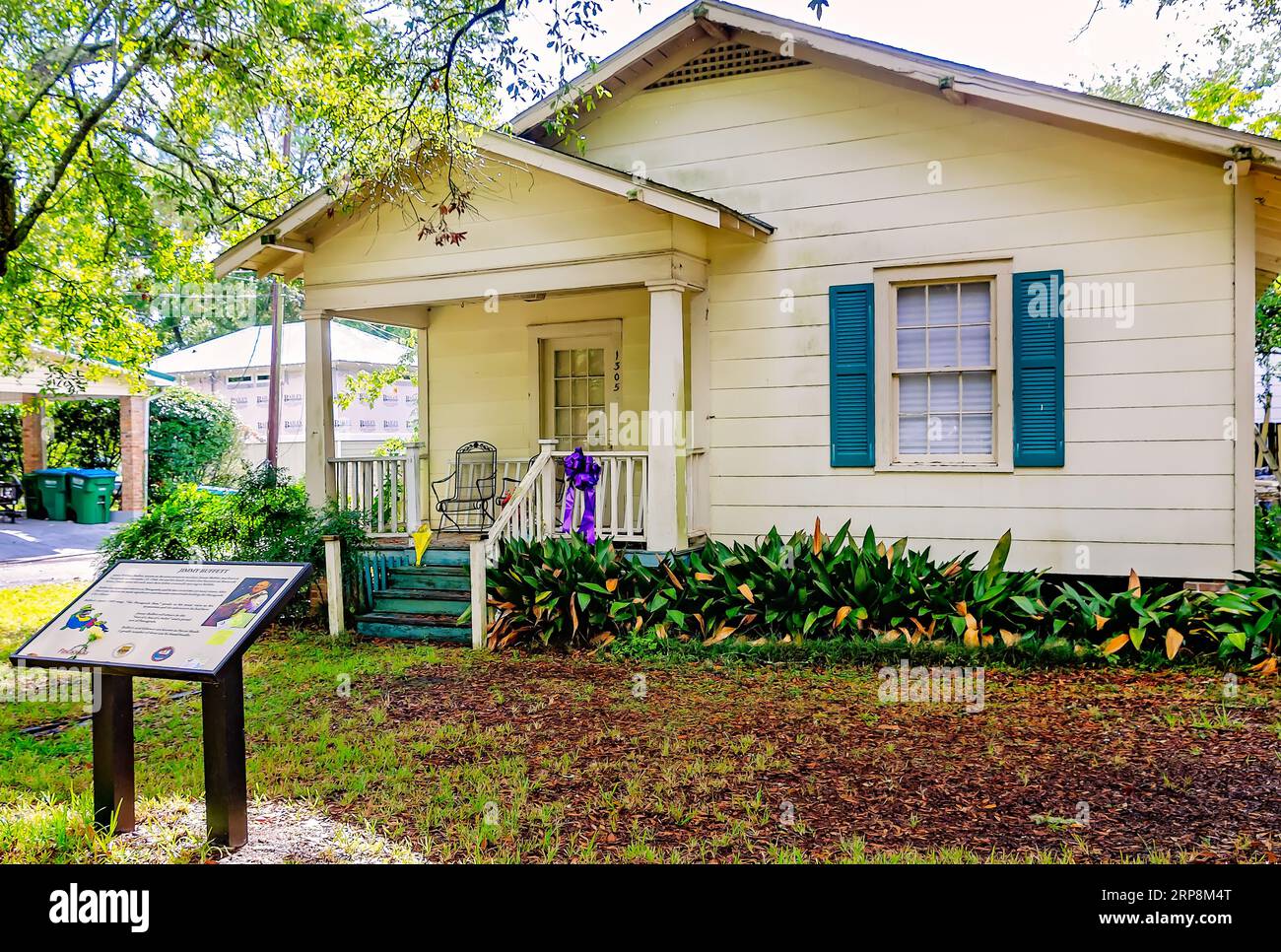 La maison d’enfance de Jimmy Buffett est photographiée, le 2 septembre 2023, à Pascagoula, Mississippi. Les fans laissent des fleurs depuis sa mort le 1 septembre 2023. Banque D'Images