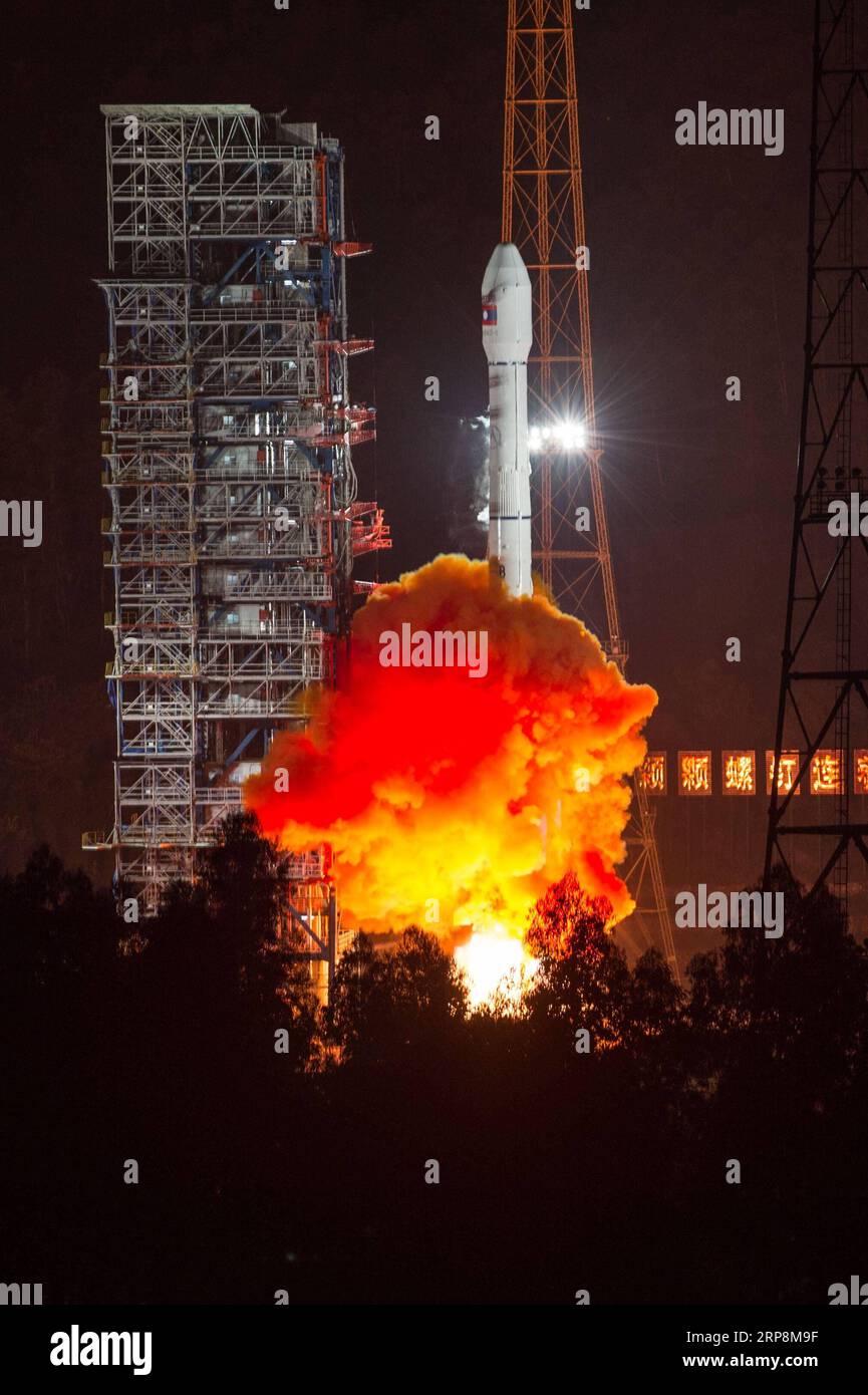 (190311) -- PÉKIN, 11 mars 2019 (Xinhua) -- Une fusée transportant le satellite LaoSat-1 explose depuis le centre de lancement de satellites Xichang à Xichang, dans la province du Sichuan du Sud-Ouest de la Chine, le 21 novembre 2015. Avec une fusée long March-3B mettant en orbite un nouveau satellite de communication le 10 mars 2019, la série de fusées porteuses long March de la Chine a effectué 300 lancements, ayant envoyé plus de 500 engins spatiaux dans l espace depuis 1970. POUR ALLER AVEC : 4e LD-Writhru-China Focus : les fusées de longue marche de la Chine terminent 300 lancements (Xinhua/Qin Haishi) FUSÉES DE LONGUE MARCHE DE LA CHINE-300 LANCEMENTS (CN) PUBLICATIONxNOTxINxCH Banque D'Images