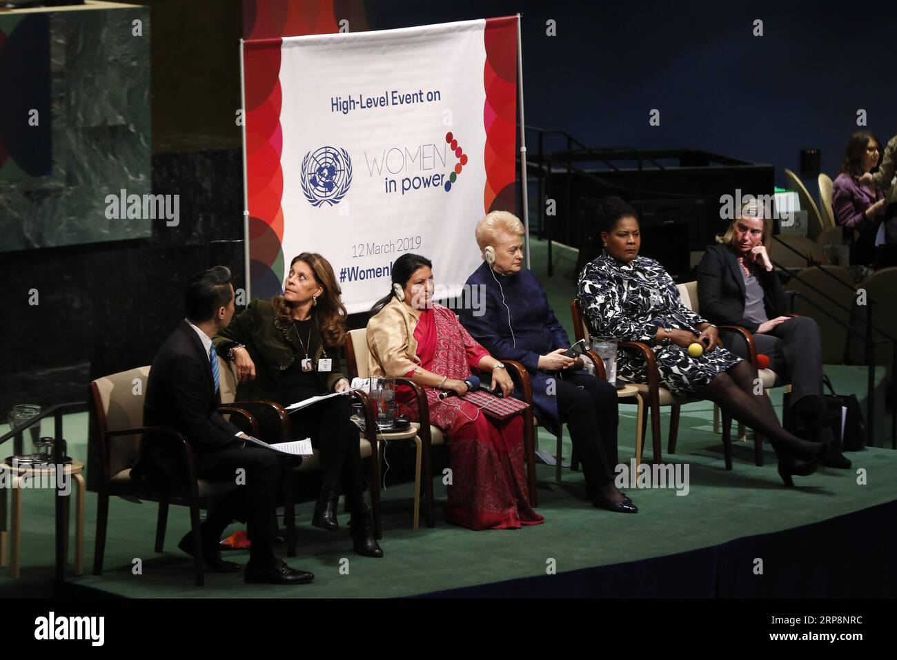 (190312) -- NATIONS UNIES, 12 mars 2019 -- la vice-présidente colombienne Marta Lucia Ramirez (2e L), la présidente népalaise Bidhya Devi Bhandari (3e L), la présidente lituanienne Dalia Grybauskaite (4e L), la présidente de Trinité-et-Tobago Paula-Mae Weekes (5e L) Federica Mogherini (6e L), haute représentante de l'UE pour les affaires étrangères et la politique de sécurité, assistent à une table ronde sur un événement de haut niveau sur les femmes au pouvoir au siège de l'ONU à New York, le 12 mars 2019. Maria Fernanda Espinosa Garces, présidente de l’Assemblée générale des Nations Unies, a accueilli l’événement de haut niveau sur les femmes au pouvoir à Tuesda Banque D'Images
