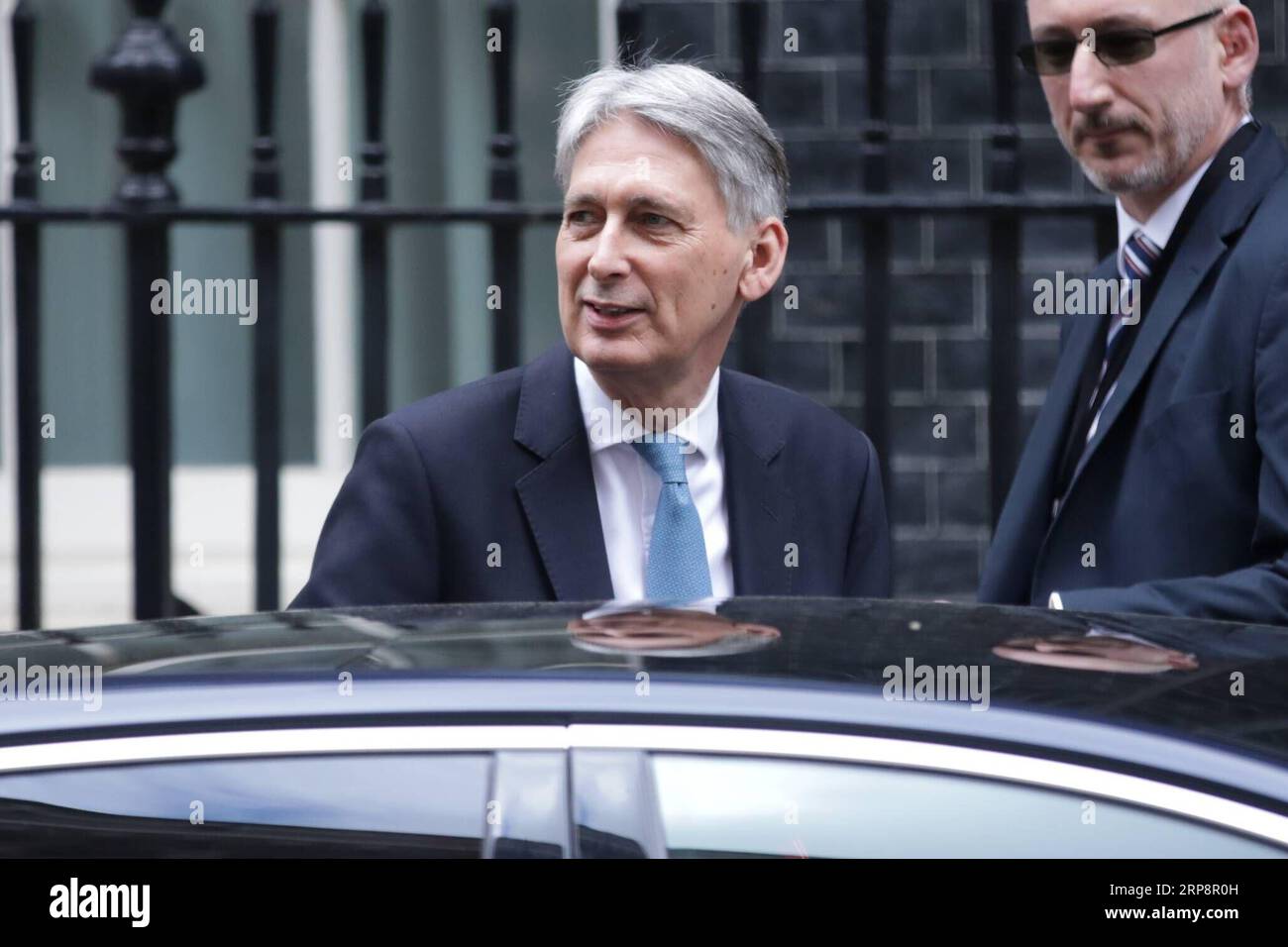 (190313) -- LONDRES, 13 mars 2019 (Xinhua) -- le chancelier de l'Échiquier britannique Philip Hammond quitte le 11 Downing Street pour présenter sa déclaration de printemps au Parlement, à Londres, en Grande-Bretagne, le 13 mars 2019. (Xinhua/Joe Newman) GRANDE-BRETAGNE-LONDRES-DÉCLARATION DU PRINTEMPS PUBLICATIONxNOTxINxCHN Banque D'Images