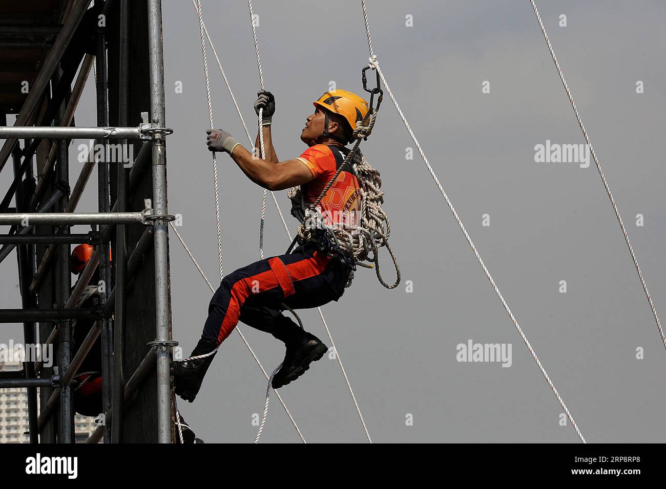 (190314) -- MANILLE, le 14 mars 2019 -- Un volontaire des pompiers participe aux Jeux olympiques nationaux annuels du feu à Manille, aux Philippines, le 14 mars 2019. Les Jeux olympiques annuels du feu sont organisés par le Bureau philippin de la protection contre les incendies (BFP) où les pompiers montrent leurs capacités à éteindre les incendies et à secourir pour aiguiser leur camaraderie et leur travail d'équipe dans les techniques de lutte contre les incendies.) PHILIPPINES-MANILLE-ANNEAL FIRE OLYMPICS ROUELLExUMALI PUBLICATIONxNOTxINxCHN Banque D'Images