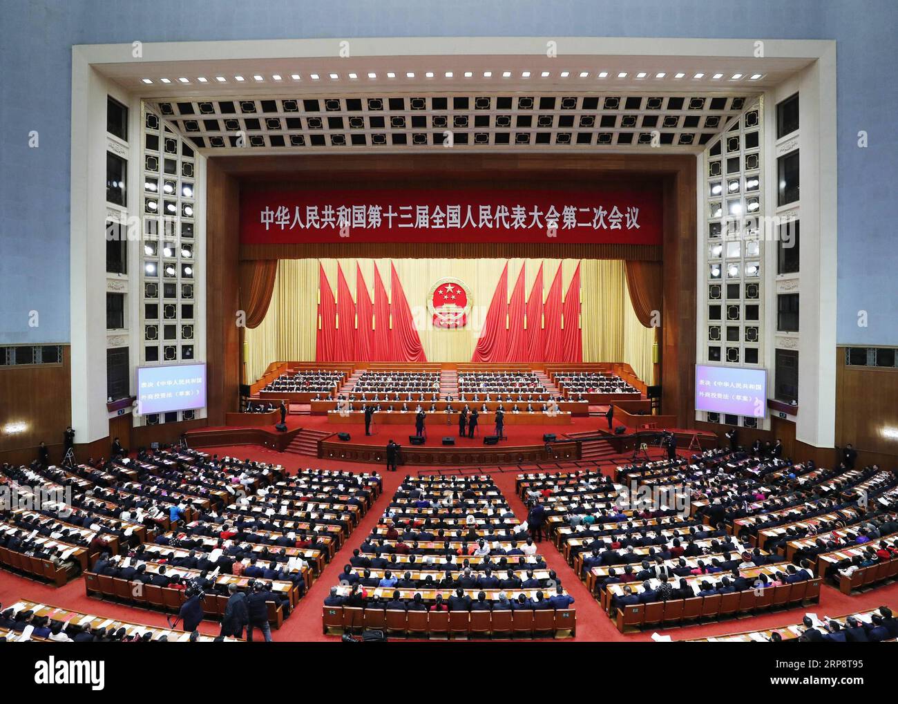 (190315) -- BEIJING, le 15 mars 2019 -- la deuxième session du 13e Congrès national populaire (APN) tient sa réunion de clôture au Grand Hall du peuple à Beijing, capitale de la Chine, le 15 mars 2019.) (DEUX SESSIONS)CHINE-PÉKIN-PNJ-RÉUNION DE CLÔTURE (CN) LIUXBIN PUBLICATIONXNOTXINXCHN Banque D'Images