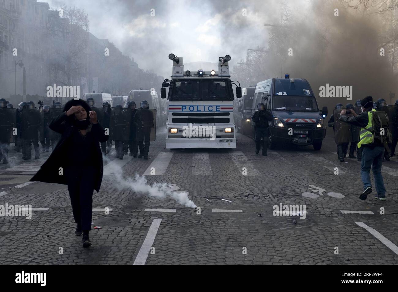 (190316) -- PARIS, 16 mars 2019 -- la garde de la police des émeutes sur l'avenue des champs-Elysées à Paris, France, le 16 mars 2019. La police française a arrêté plus de 200 personnes samedi après que des violences aient éclaté à Paris lors d'une nouvelle manifestation du mouvement Yellow Vest. FRANCE-PARIS- GILET JAUNE -PROTEST AlexandrexKarmen PUBLICATIONxNOTxINxCHN Banque D'Images