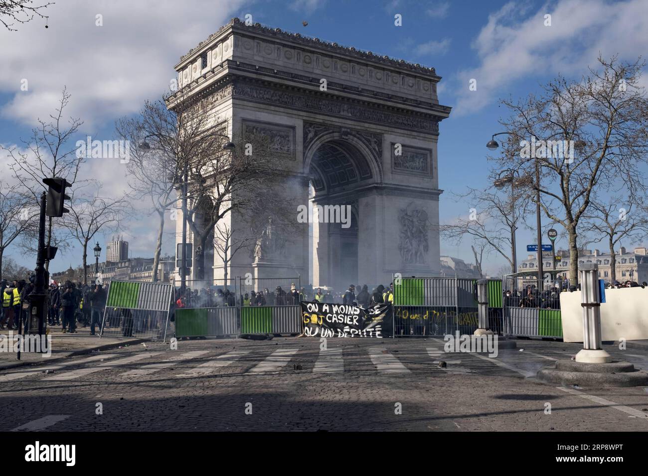 (190316) -- PARIS, le 16 mars 2019 -- affrontement des manifestants gilets jaunes avec la police anti-émeute à l'Arc de Triomphe à Paris, France, le 16 mars 2019. La police française a arrêté plus de 200 personnes samedi après que des violences aient éclaté à Paris lors d'une nouvelle manifestation du mouvement Yellow Vest. FRANCE-PARIS- GILET JAUNE -PROTEST AlexandrexKarmen PUBLICATIONxNOTxINxCHN Banque D'Images