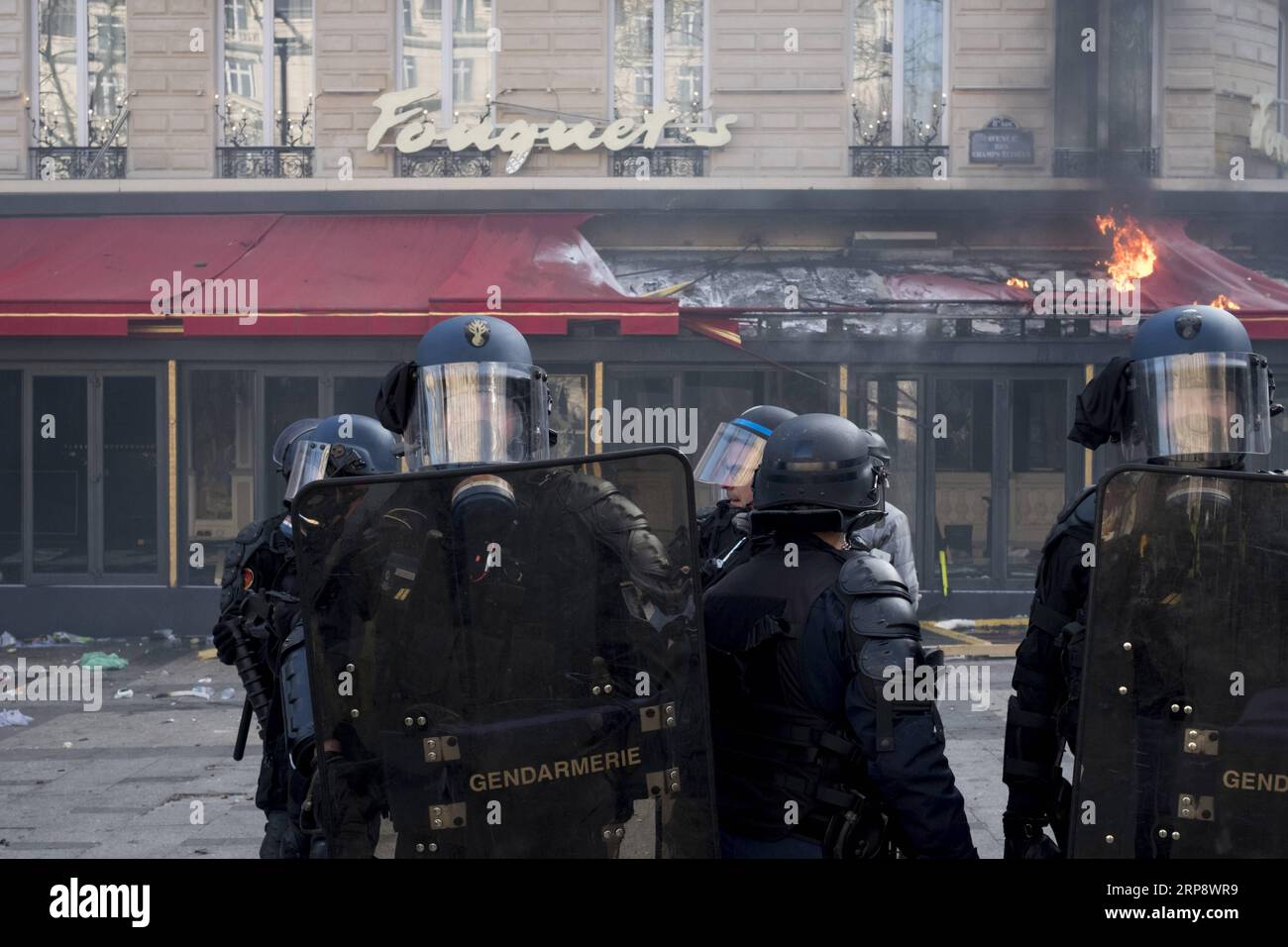 (190316) -- PARIS, 16 mars 2019 -- la garde de la police des émeutes sur l'avenue des champs-Elysées à Paris, France, le 16 mars 2019. La police française a arrêté plus de 200 personnes samedi après que des violences aient éclaté à Paris lors d'une nouvelle manifestation du mouvement Yellow Vest. FRANCE-PARIS- GILET JAUNE -PROTEST AlexandrexKarmen PUBLICATIONxNOTxINxCHN Banque D'Images
