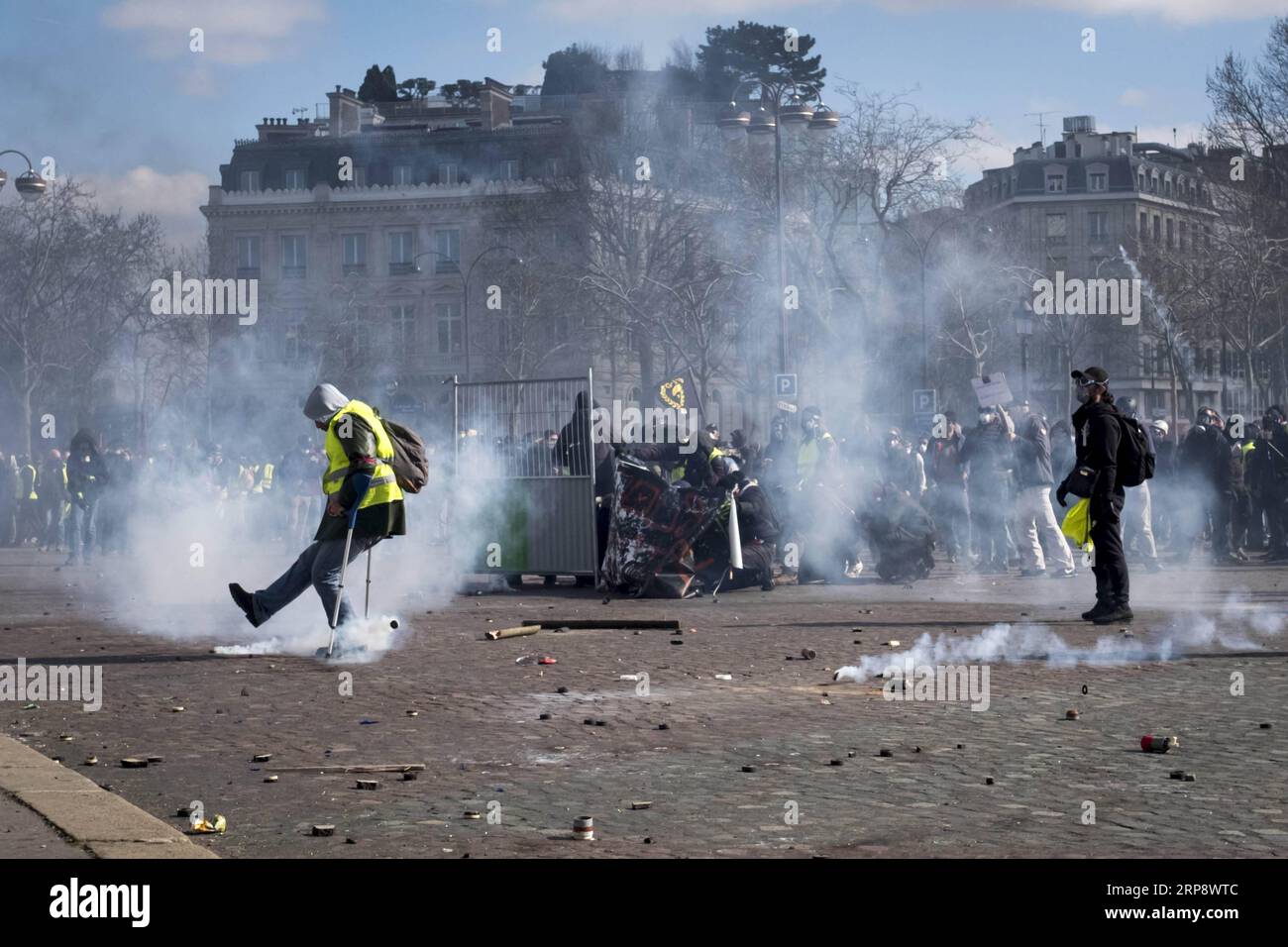 (190316) -- PARIS, le 16 mars 2019 -- les manifestants des gilets jaunes se rassemblent sur l'avenue des champs-Elysées à Paris, France, le 16 mars 2019. La police française a arrêté plus de 200 personnes samedi après que des violences aient éclaté à Paris lors d'une nouvelle manifestation du mouvement Yellow Vest. FRANCE-PARIS- GILET JAUNE -PROTEST AlexandrexKarmen PUBLICATIONxNOTxINxCHN Banque D'Images