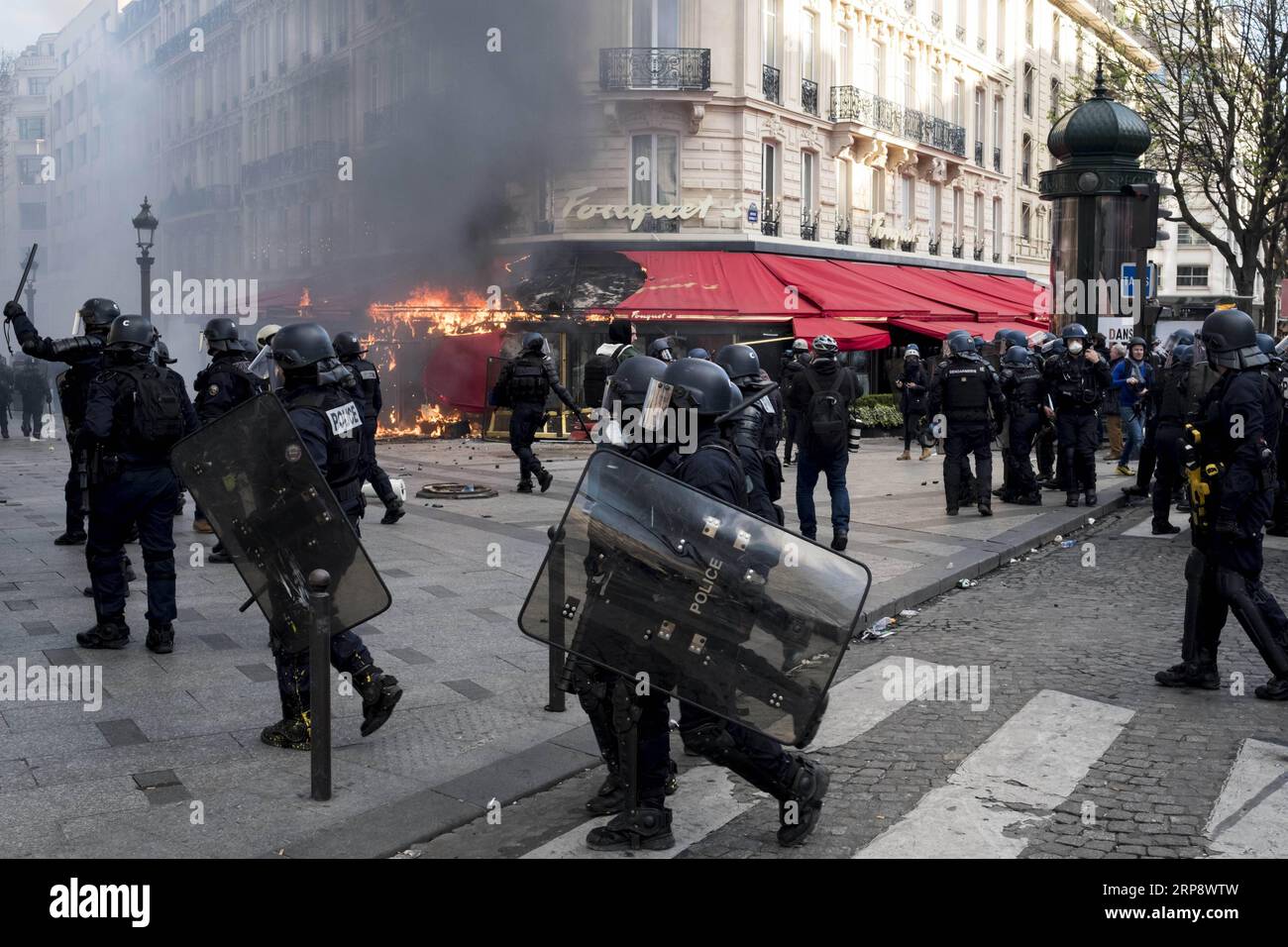 (190316) -- PARIS, 16 mars 2019 -- Garde de police des émeutes sur l'avenue des champs-Elysées à Paris, France, le 16 mars 2019. La police française a arrêté plus de 200 personnes samedi après que des violences aient éclaté à Paris lors d'une nouvelle manifestation du mouvement Yellow Vest. FRANCE-PARIS- GILET JAUNE -PROTEST AlexandrexKarmen PUBLICATIONxNOTxINxCHN Banque D'Images