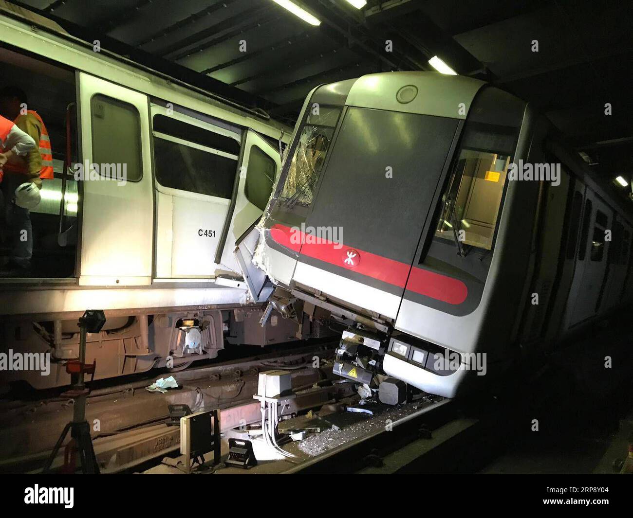 (190318) -- HONG KONG, 18 mars 2019 (Xinhua) -- une photo prise le 18 mars 2019 montre le site de la collision de deux trains MTR à Hong Kong, dans le sud de la Chine. Deux conducteurs ont été envoyés à l ' hôpital car l ' un d ' eux aurait été blessé à la jambe après que deux trains MTR de Hong Kong se soient heurtés lundi matin. Les services ferroviaires entre les gares centrale et amirale sur la ligne Tsuen WAN seraient suspendus pour le reste de lundi, selon MTR Corporation. (XINHUA) CHINE-HONG KONG-MTR TRAINS-COLLISION (CN) PUBLICATIONXNOTXINXCHN Banque D'Images